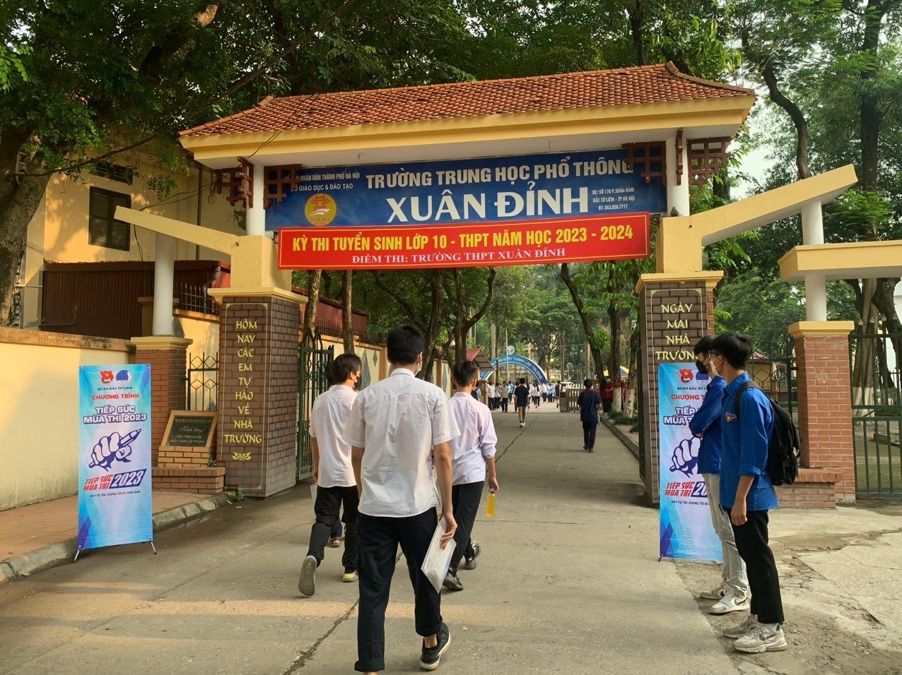Kỳ thi tuyển sinh lớp 10 năm học 2023-2024: Học sinh Hà Nội bước vào ngày thi đầu tiên - ảnh 3