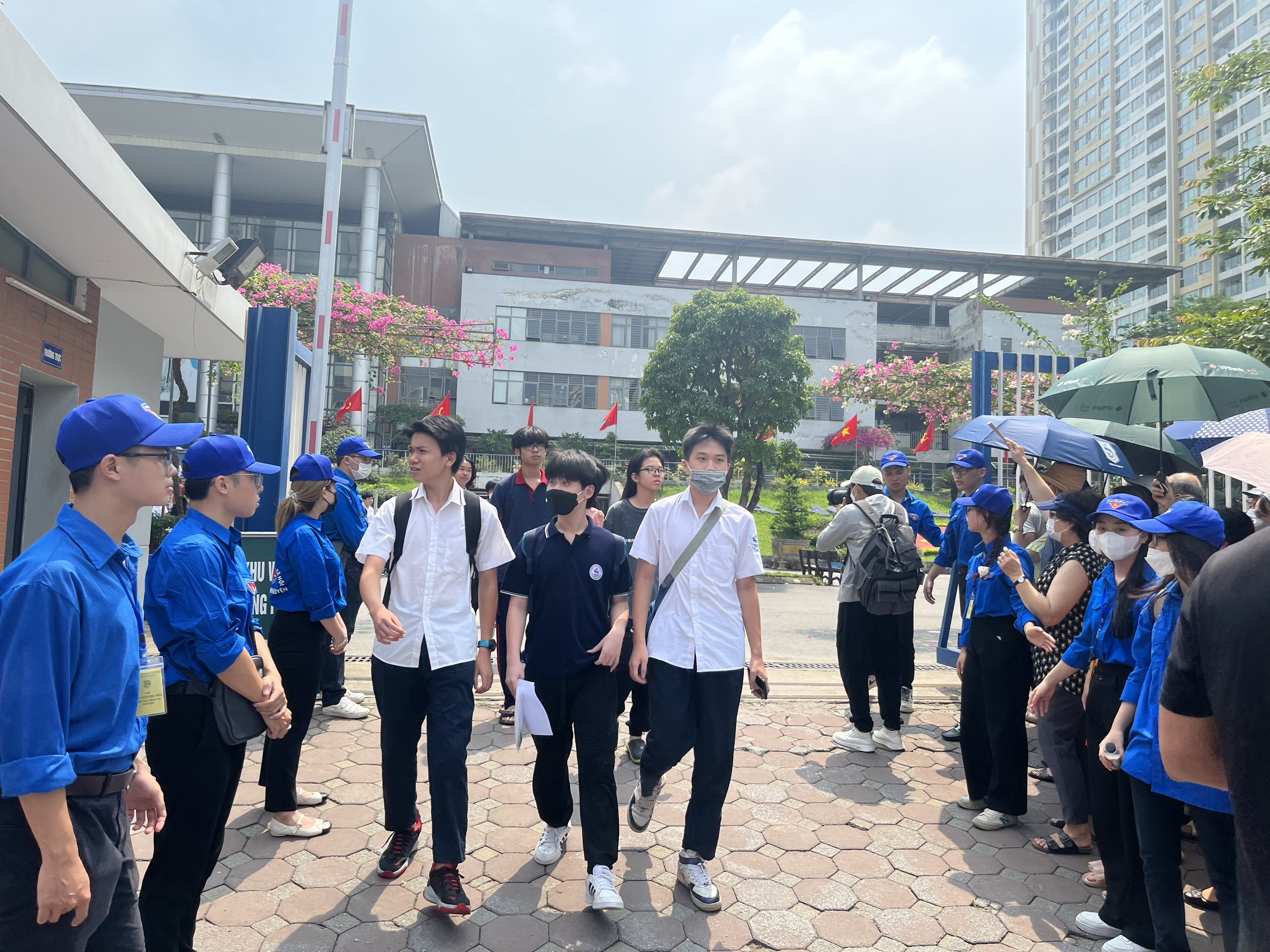 Có 2 thí sinh vi phạm Quy chế thi, vắng 594 thí sinh trong môn thi đầu tiên vào lớp 10 tại Hà Nội - ảnh 1