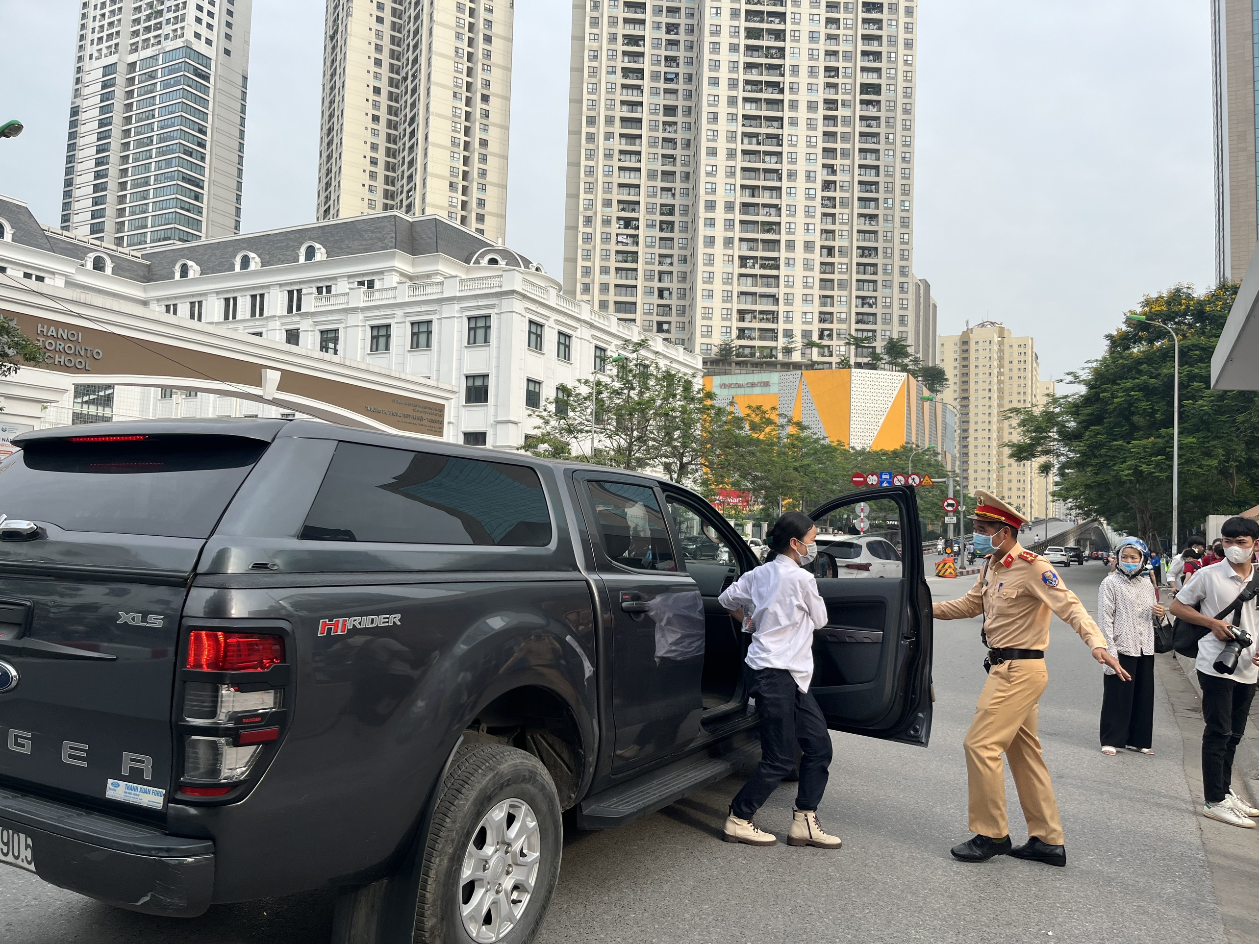 Kỳ thi tuyển sinh lớp 10 năm học 2023-2024: Học sinh Hà Nội bước vào ngày thi đầu tiên - ảnh 2