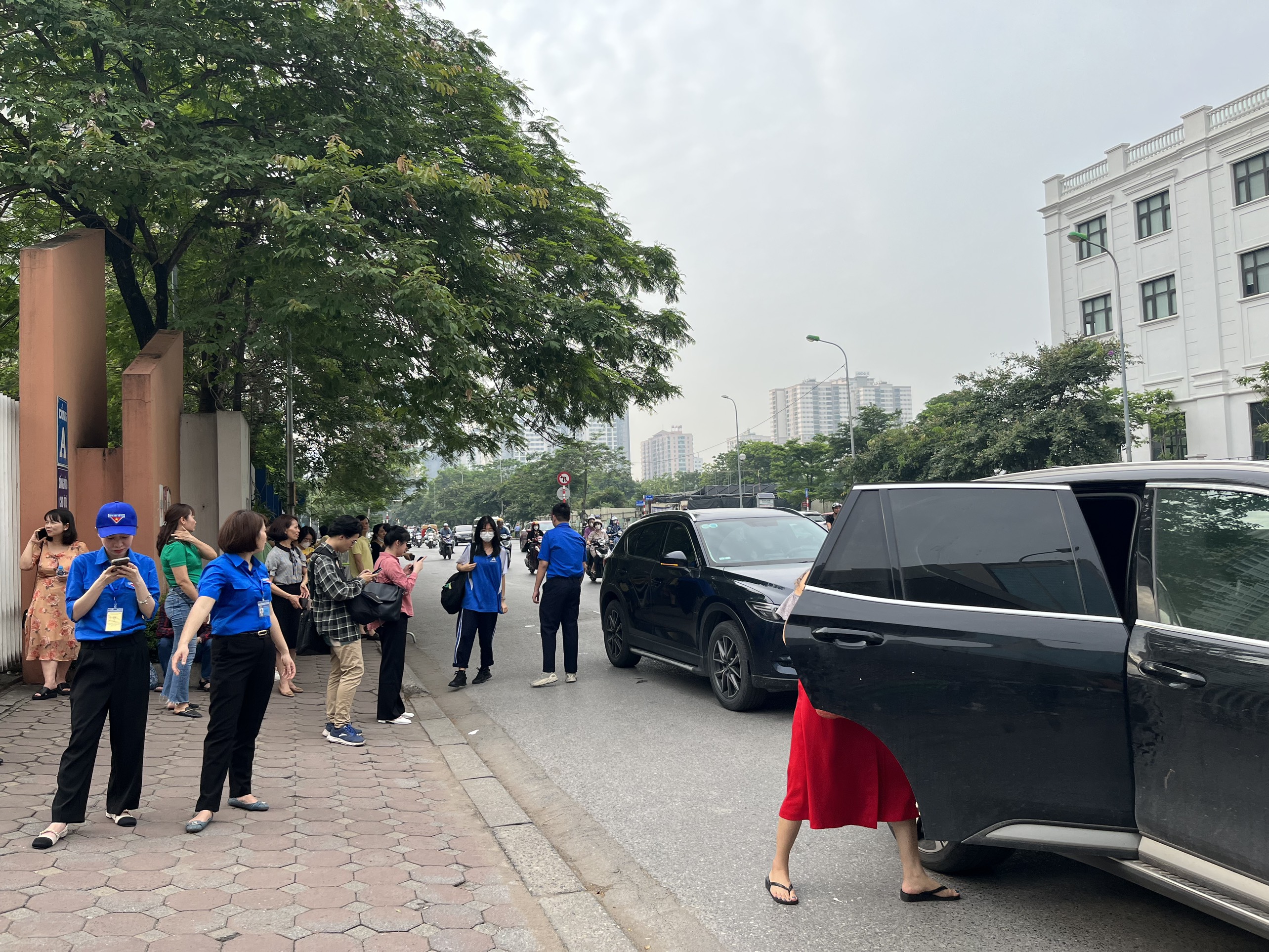 Kỳ thi tuyển sinh lớp 10 năm học 2023-2024: Học sinh Hà Nội bước vào ngày thi đầu tiên - ảnh 1