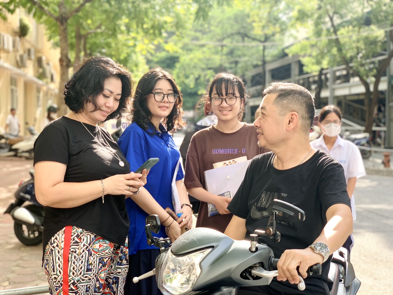 1 triệu thí sinh cả nước hoàn thành ngày thi đầu tiên: 11 thí sinh vi phạm quy chế thi môn Văn - ảnh 2