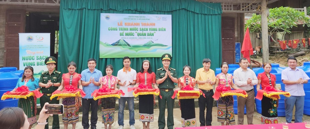 Trao tặng bể nước “Quân dân” cho người dân vùng biên giới đặc biệt khó khăn - ảnh 1