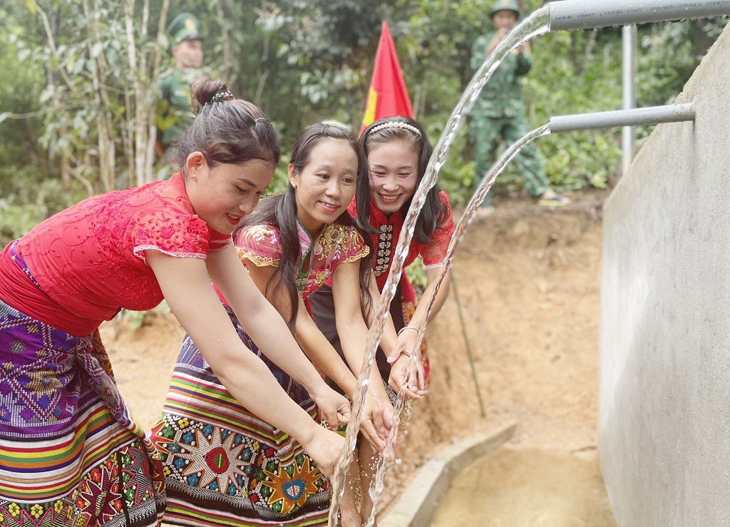 Trao tặng bể nước “Quân dân” cho người dân vùng biên giới đặc biệt khó khăn - ảnh 4
