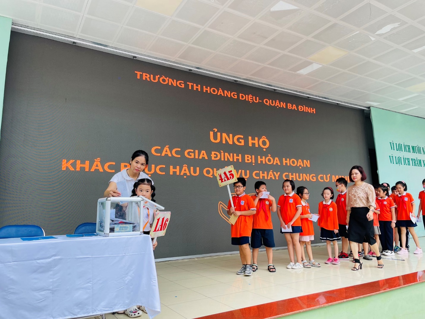 Hơn 1,1 tỷ đồng ủng hộ nạn nhân vụ cháy từ các giáo viên, học sinh quận Ba Đình - ảnh 6