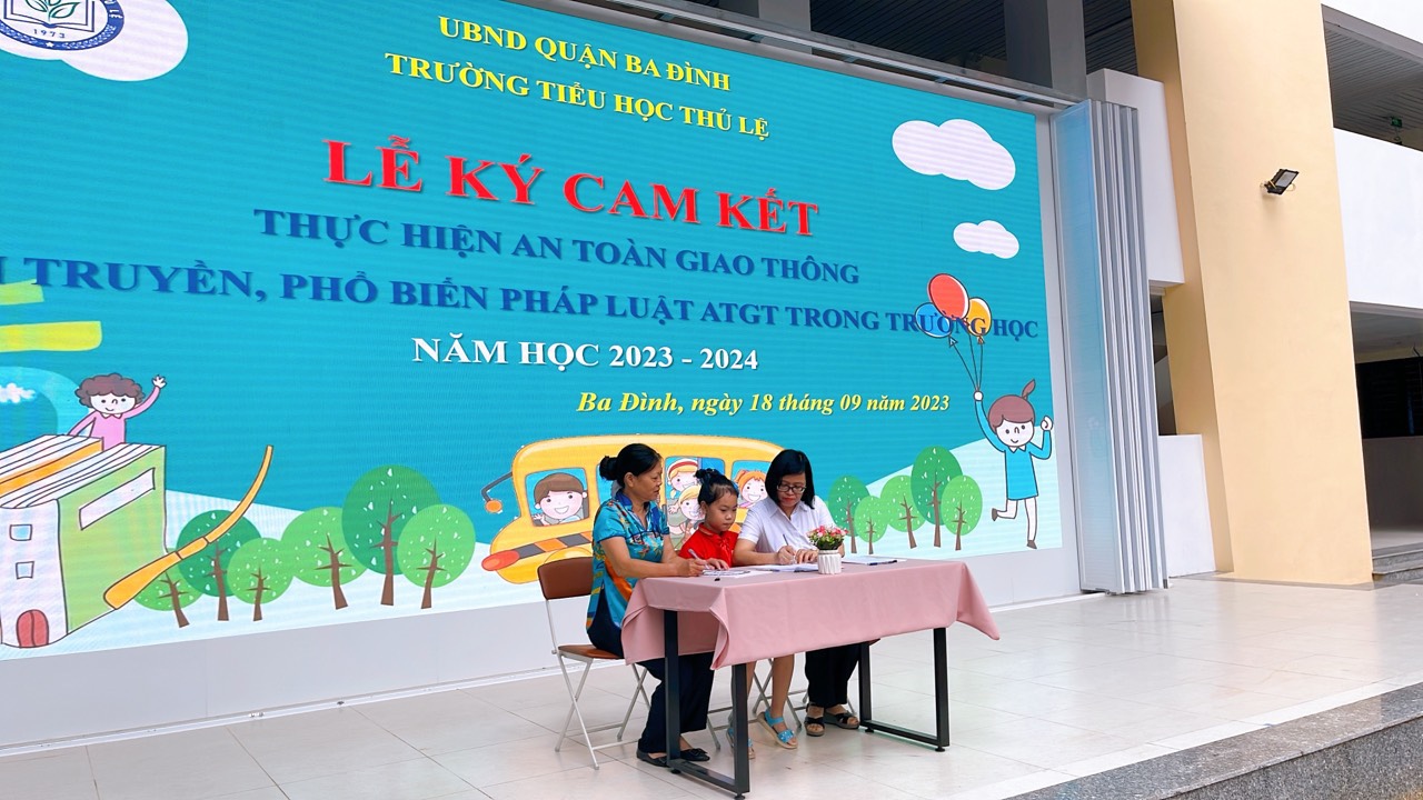 Hơn 1,1 tỷ đồng ủng hộ nạn nhân vụ cháy từ các giáo viên, học sinh quận Ba Đình - ảnh 4