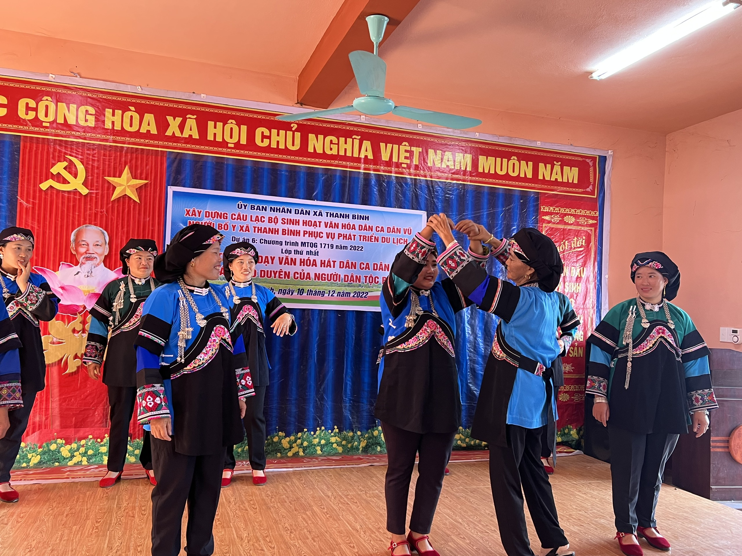 Để văn hóa dân tộc Bố Y “sống” mãi với thời gian - ảnh 3