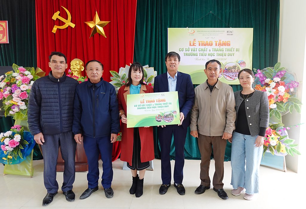 Trao tặng thiết bị học tập, ươm mầm tri thức cho học sinh - ảnh 1
