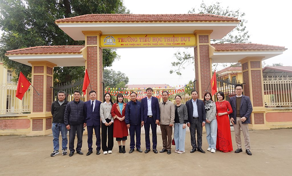 Trao tặng thiết bị học tập, ươm mầm tri thức cho học sinh - ảnh 3