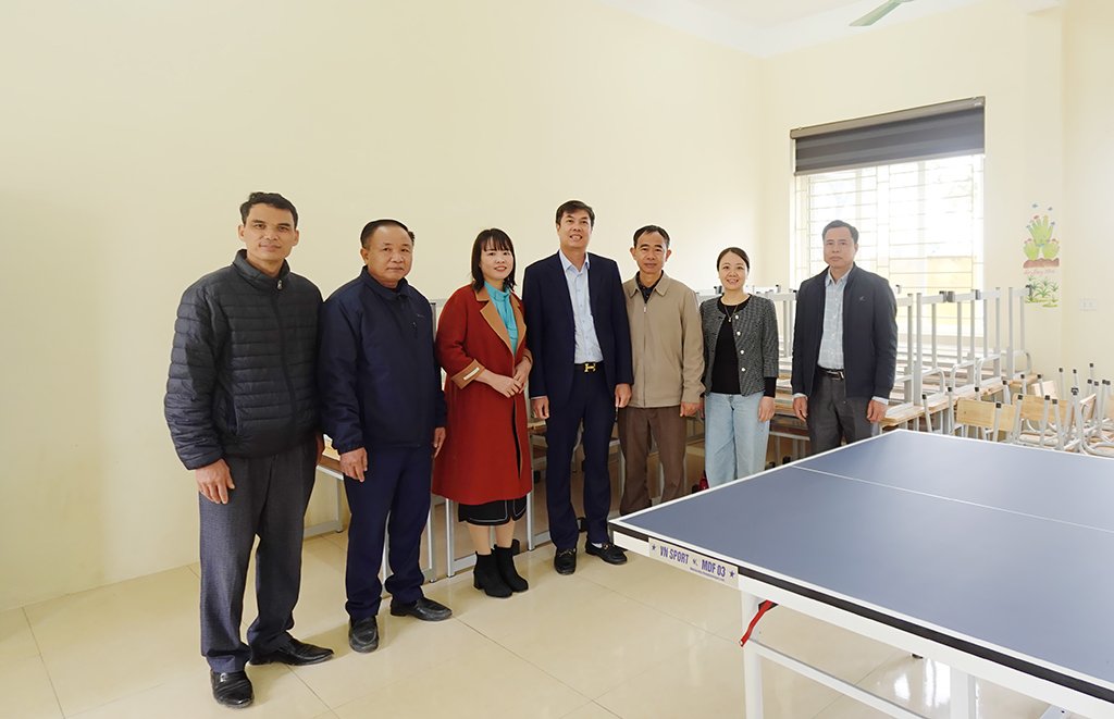 Trao tặng thiết bị học tập, ươm mầm tri thức cho học sinh - ảnh 2