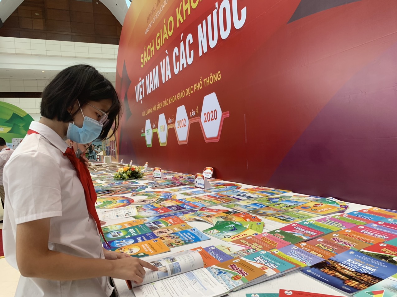 Chính phủ yêu cầu rà soát phương pháp định giá sách giáo khoa - ảnh 2
