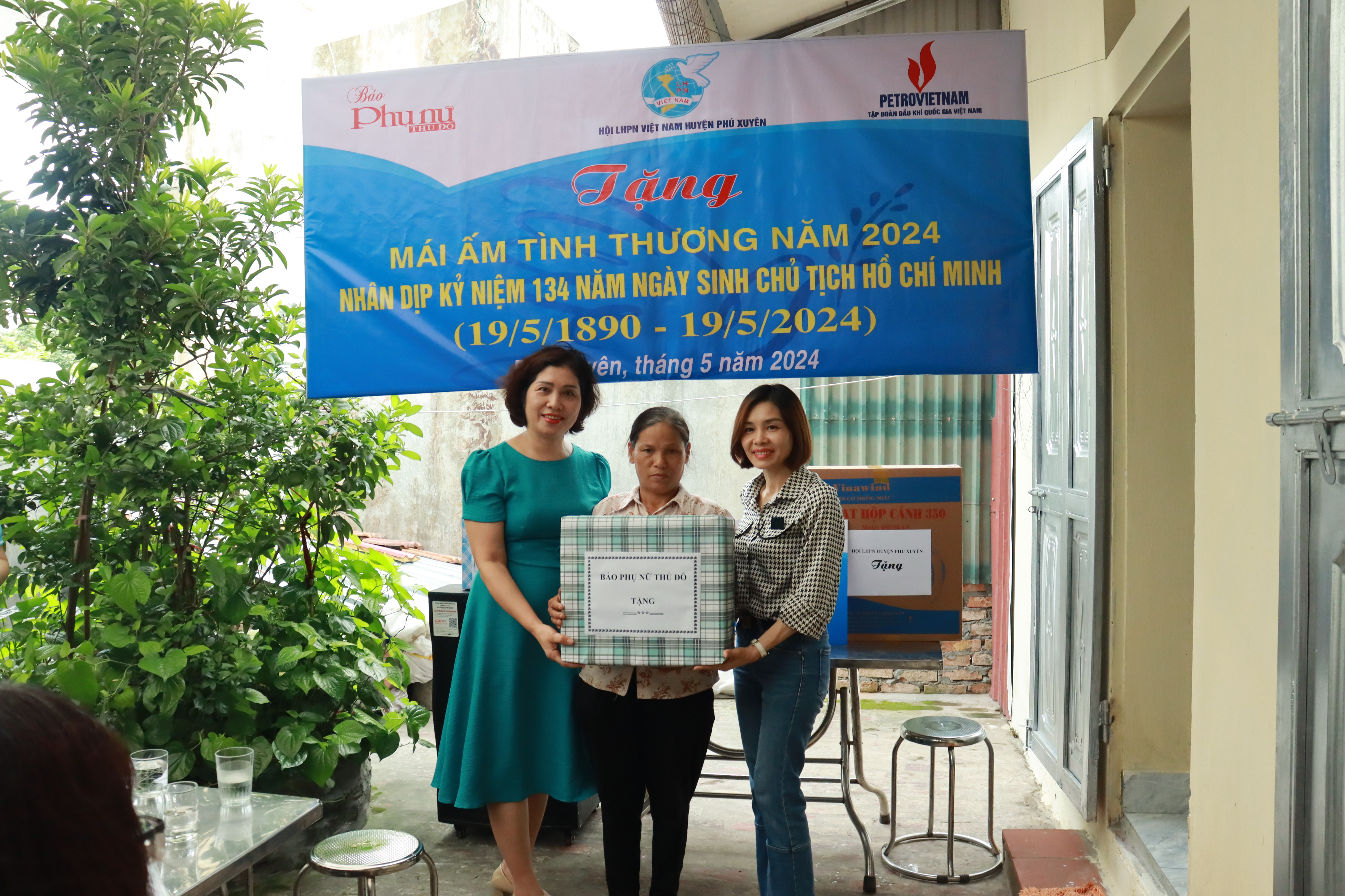 Báo Phụ nữ Thủ đô trao mái ấm tình thương thứ 2 xây dựng năm 2024 cho phụ nữ khó khăn - ảnh 6