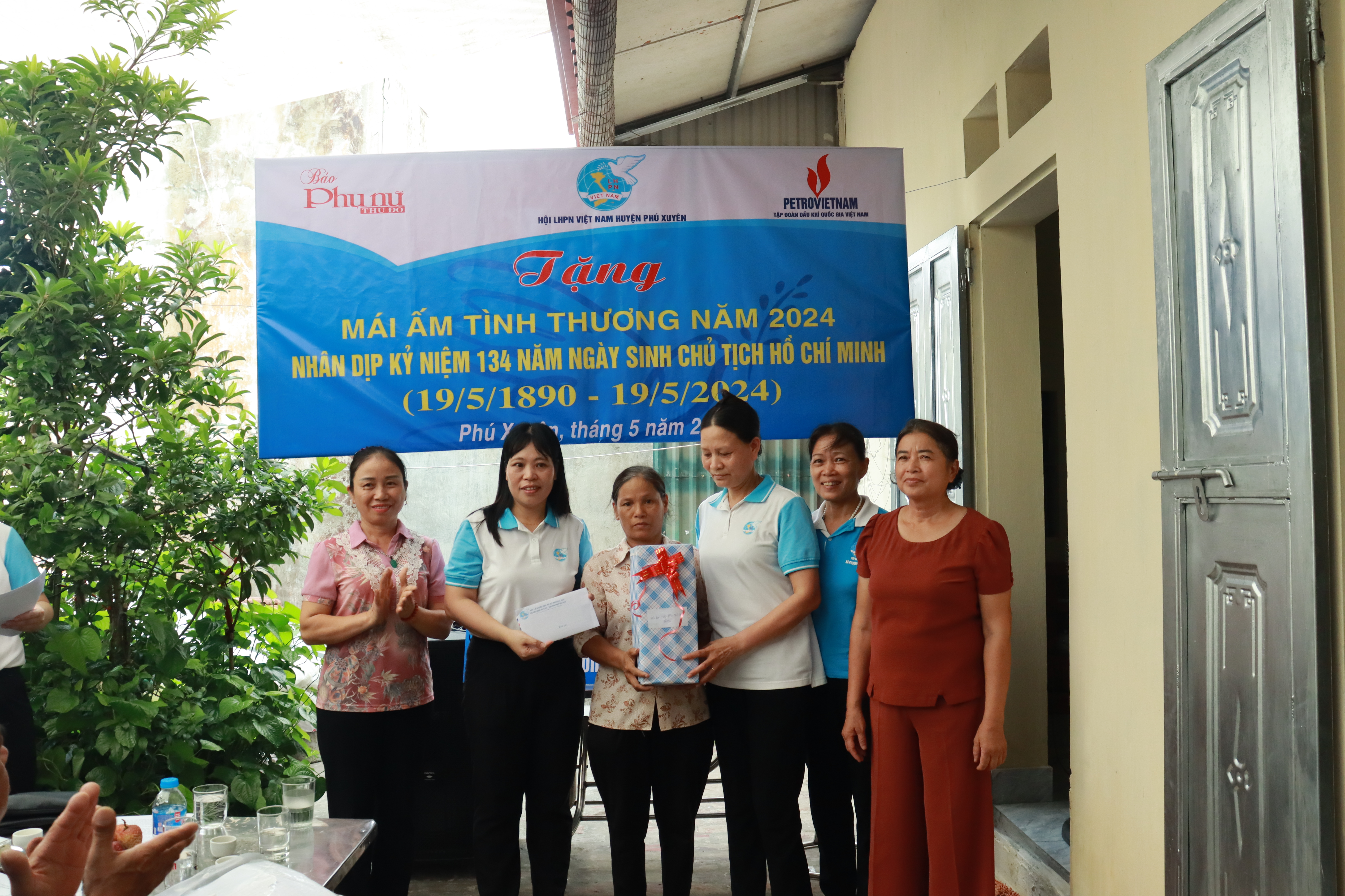 Báo Phụ nữ Thủ đô trao mái ấm tình thương thứ 2 xây dựng năm 2024 cho phụ nữ khó khăn - ảnh 10
