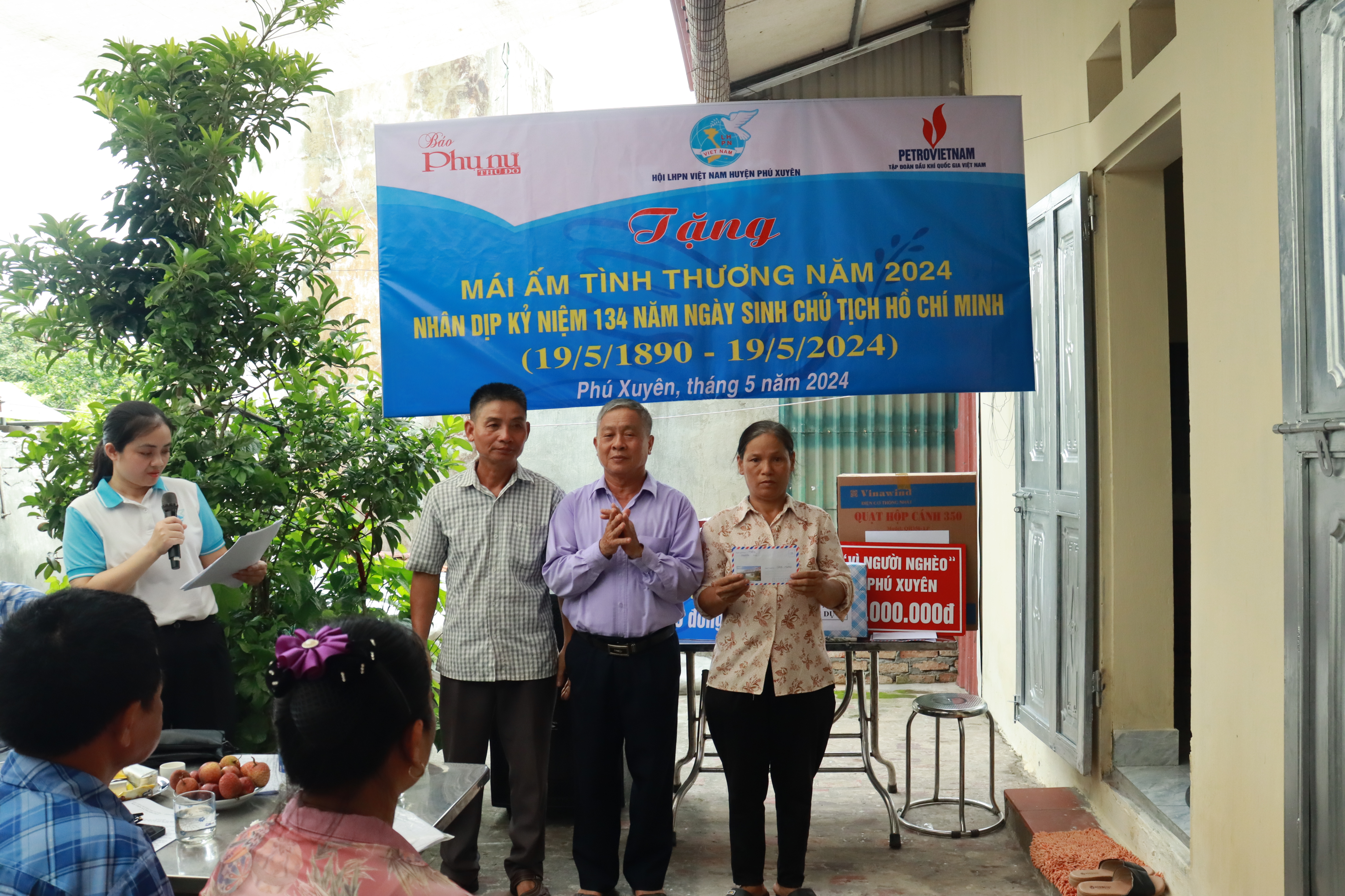 Báo Phụ nữ Thủ đô trao mái ấm tình thương thứ 2 xây dựng năm 2024 cho phụ nữ khó khăn - ảnh 12