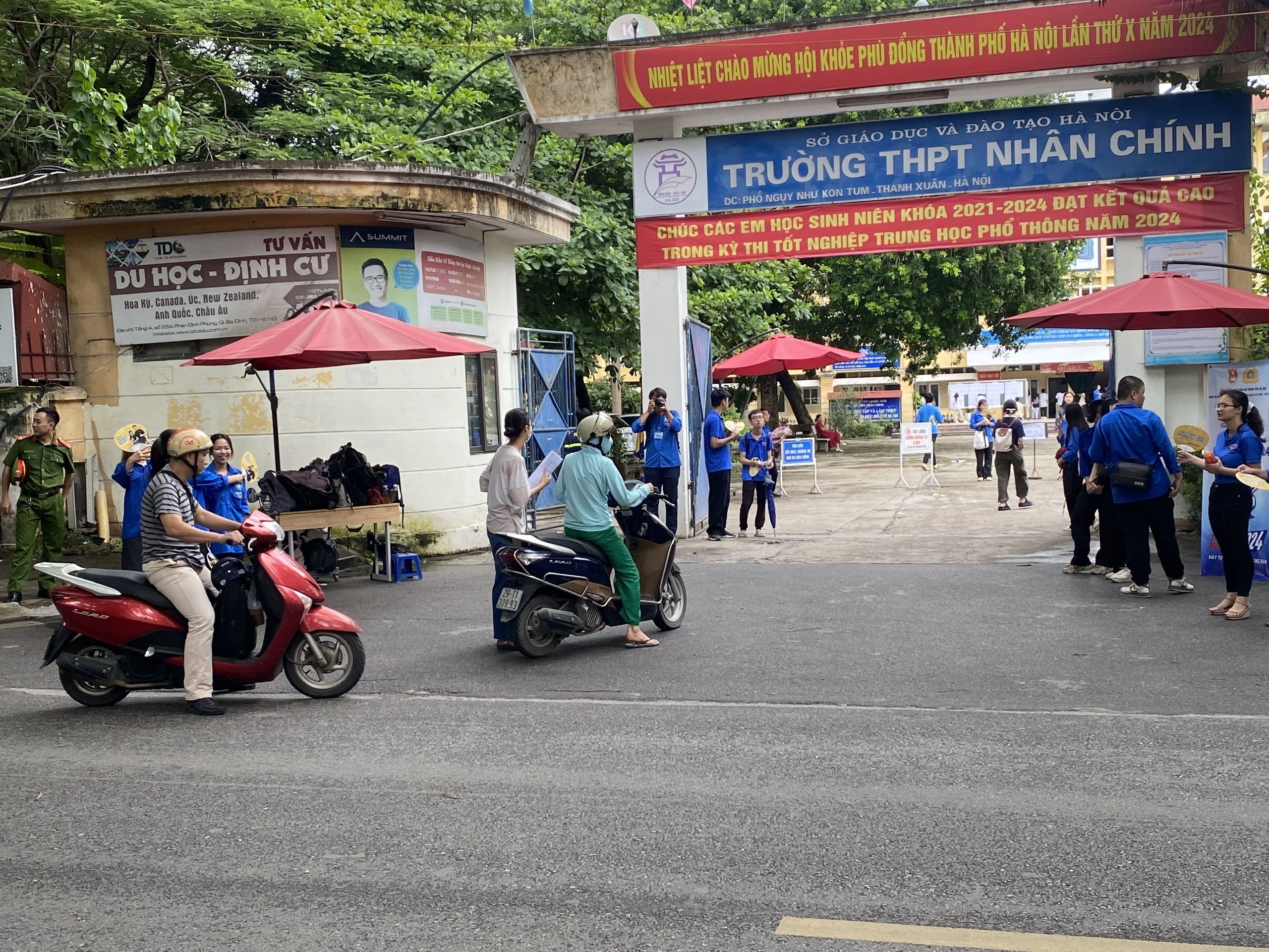 Chiều nay, hơn 1 triệu thí sinh làm thủ tục dự thi tốt nghiệp THPT năm 2024 - ảnh 5
