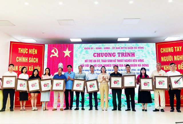 Quận Hà Đông trao hỗ trợ an cư, sinh kế cho 84 hộ cận nghèo - ảnh 3