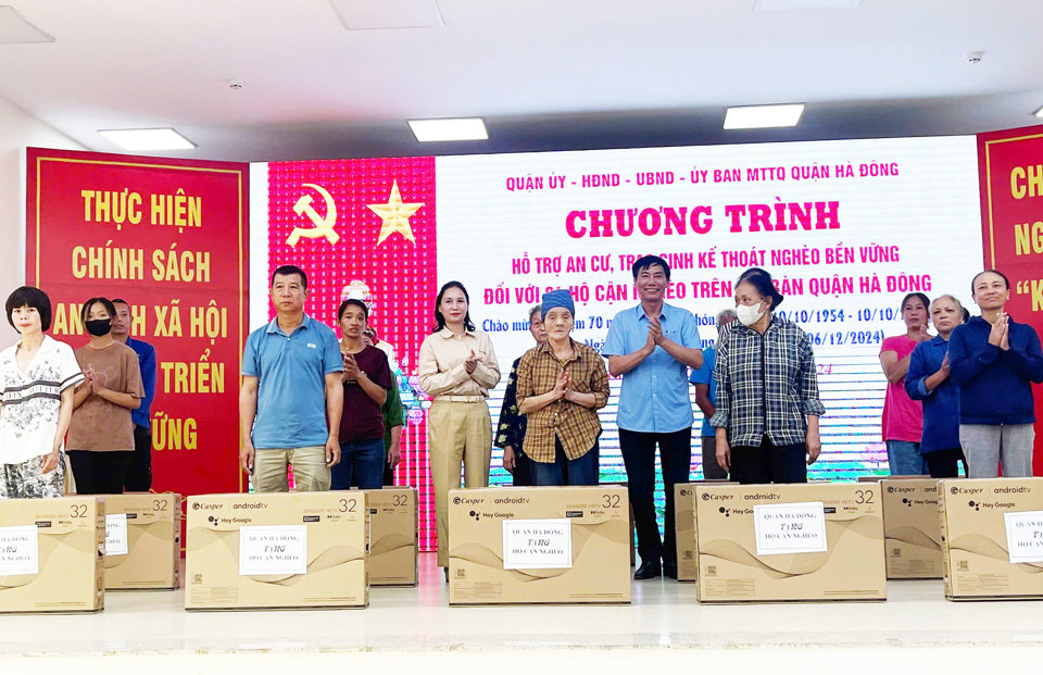 Quận Hà Đông trao hỗ trợ an cư, sinh kế cho 84 hộ cận nghèo - ảnh 1