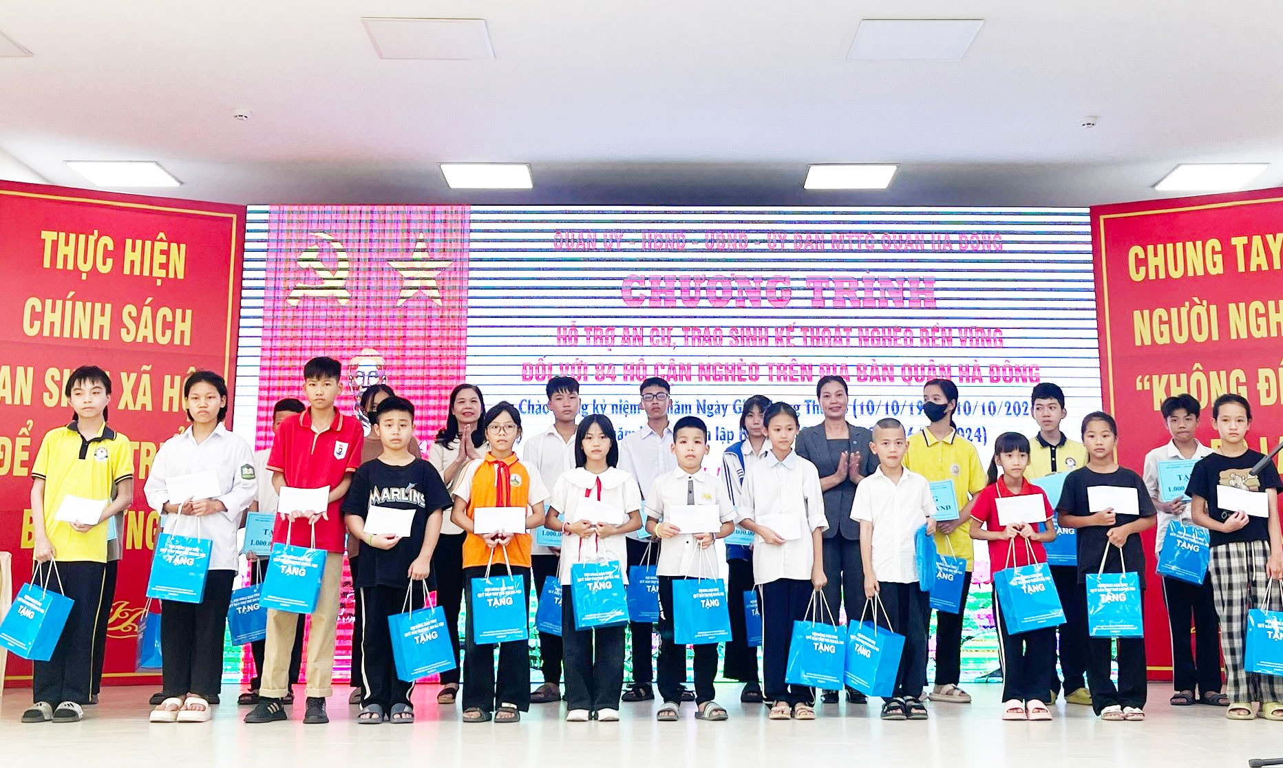 Quận Hà Đông trao hỗ trợ an cư, sinh kế cho 84 hộ cận nghèo - ảnh 2