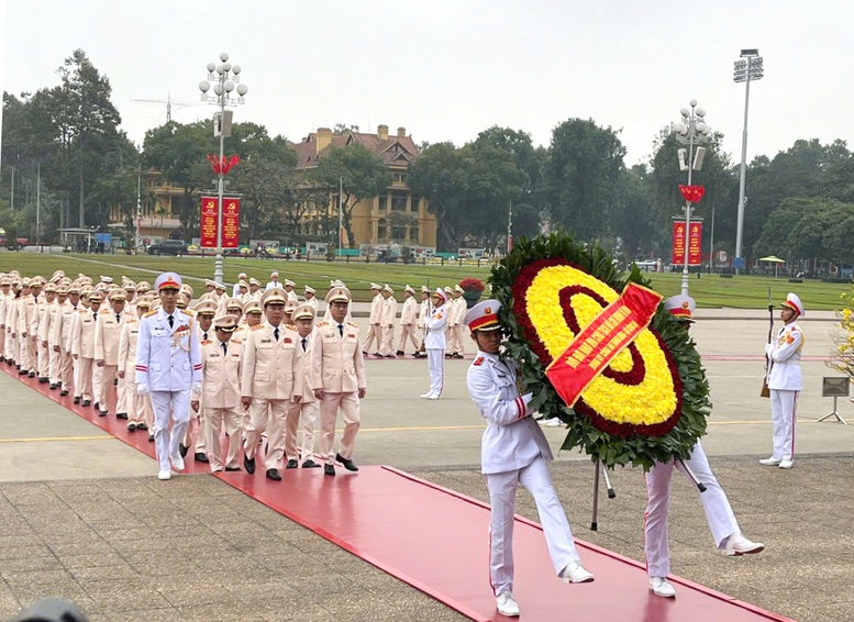 Lãnh đạo Đảng, Nhà nước vào Lăng viếng Chủ tịch Hồ Chí Minh - ảnh 4