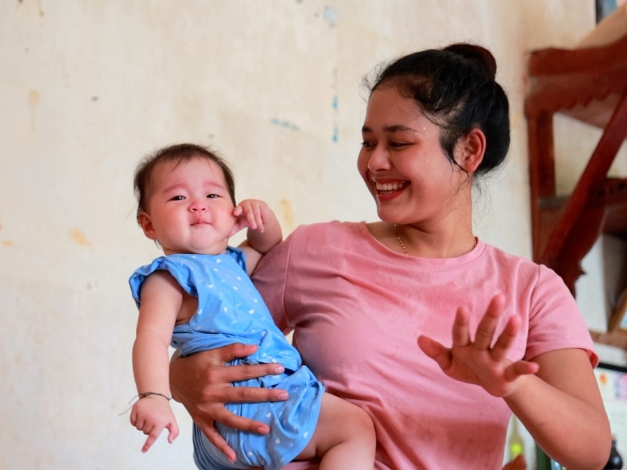 Vợ chồng người dân tộc thiểu số đón con yêu sau 7 năm hiếm muộn - ảnh 2