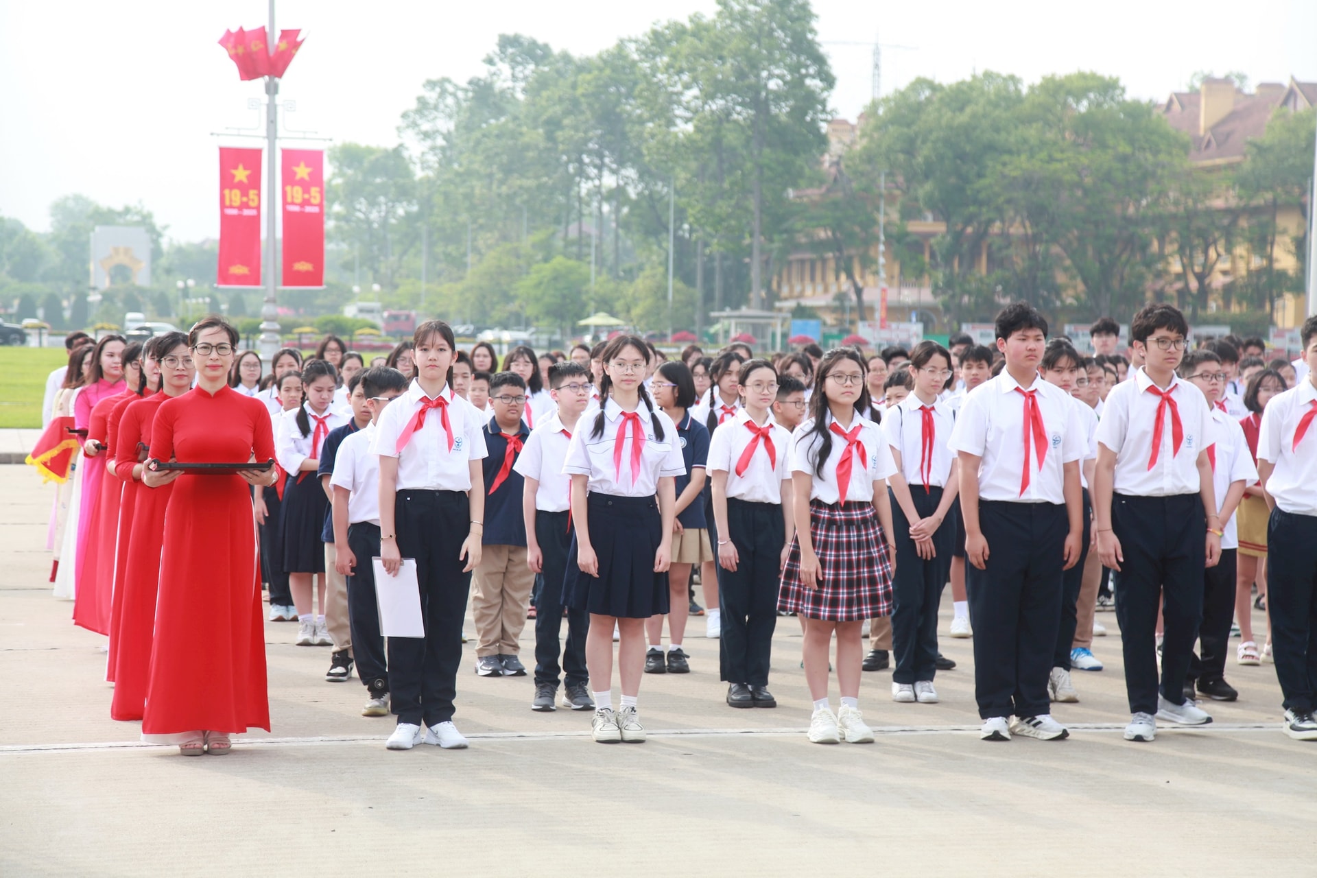 Học sinh giỏi tiêu biểu của Thủ đô Hà Nội báo công dâng Bác - ảnh 6
