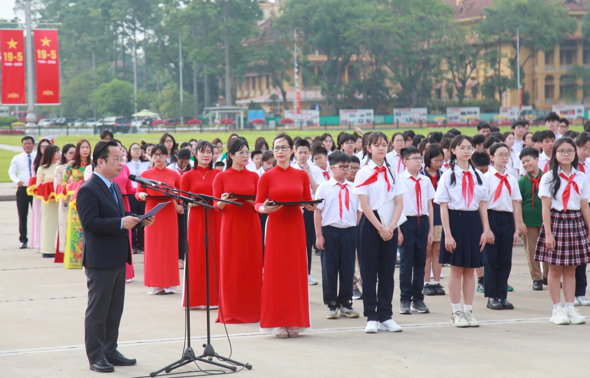 Học sinh giỏi tiêu biểu của Thủ đô Hà Nội báo công dâng Bác - ảnh 3