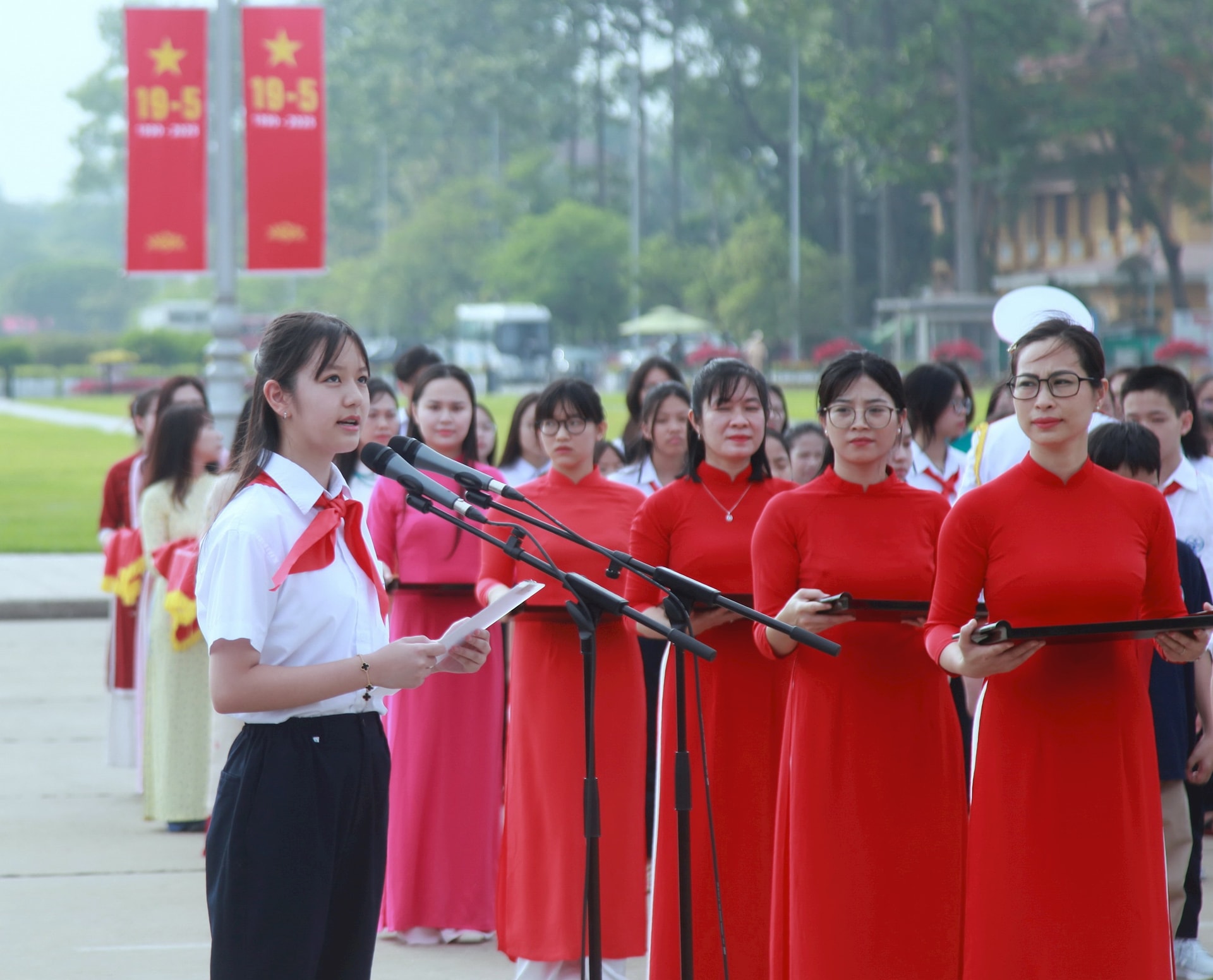 Học sinh giỏi tiêu biểu của Thủ đô Hà Nội báo công dâng Bác - ảnh 5