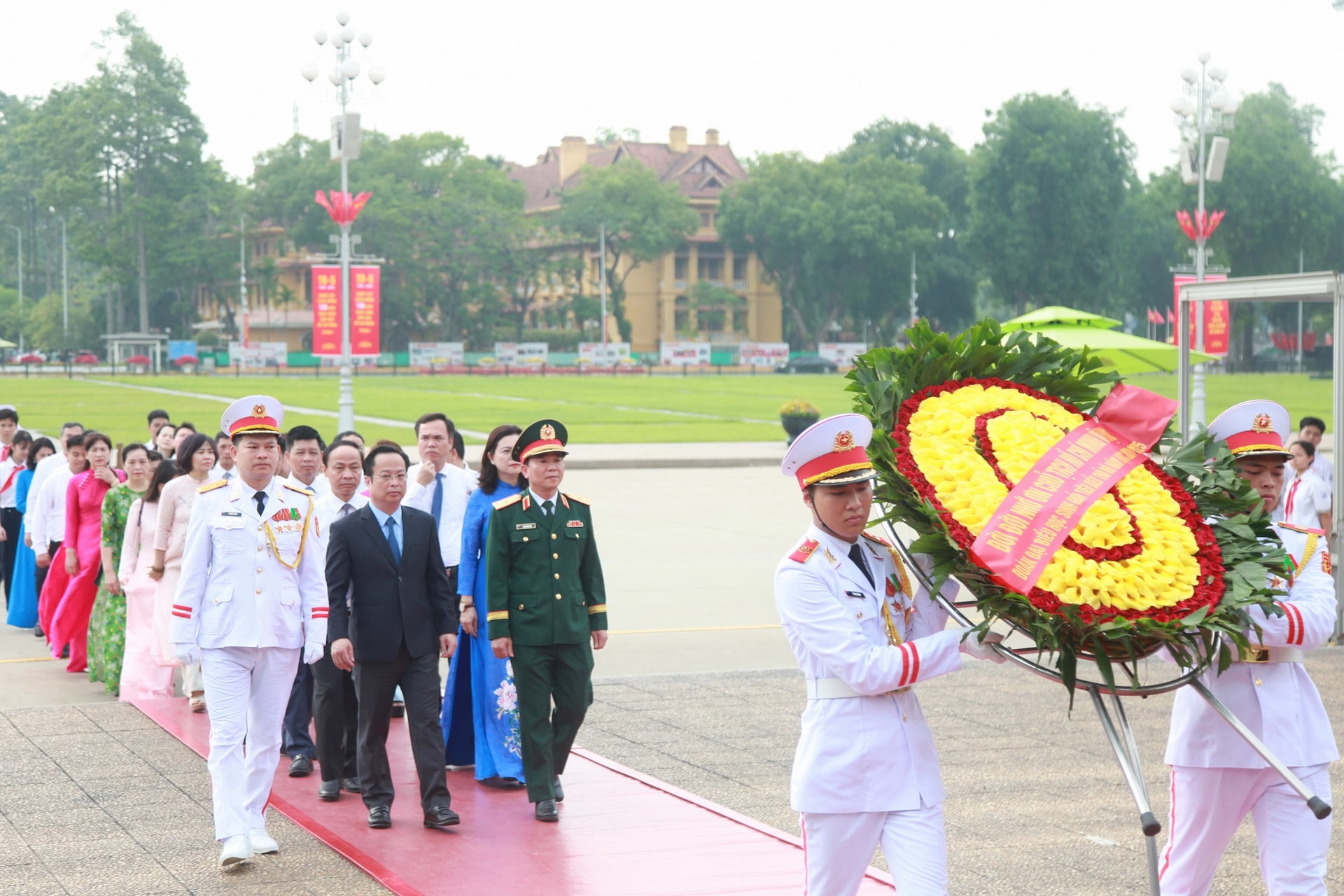 Học sinh giỏi tiêu biểu của Thủ đô Hà Nội báo công dâng Bác - ảnh 1