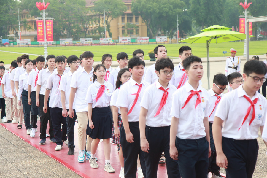 Học sinh giỏi tiêu biểu của Thủ đô Hà Nội báo công dâng Bác - ảnh 2