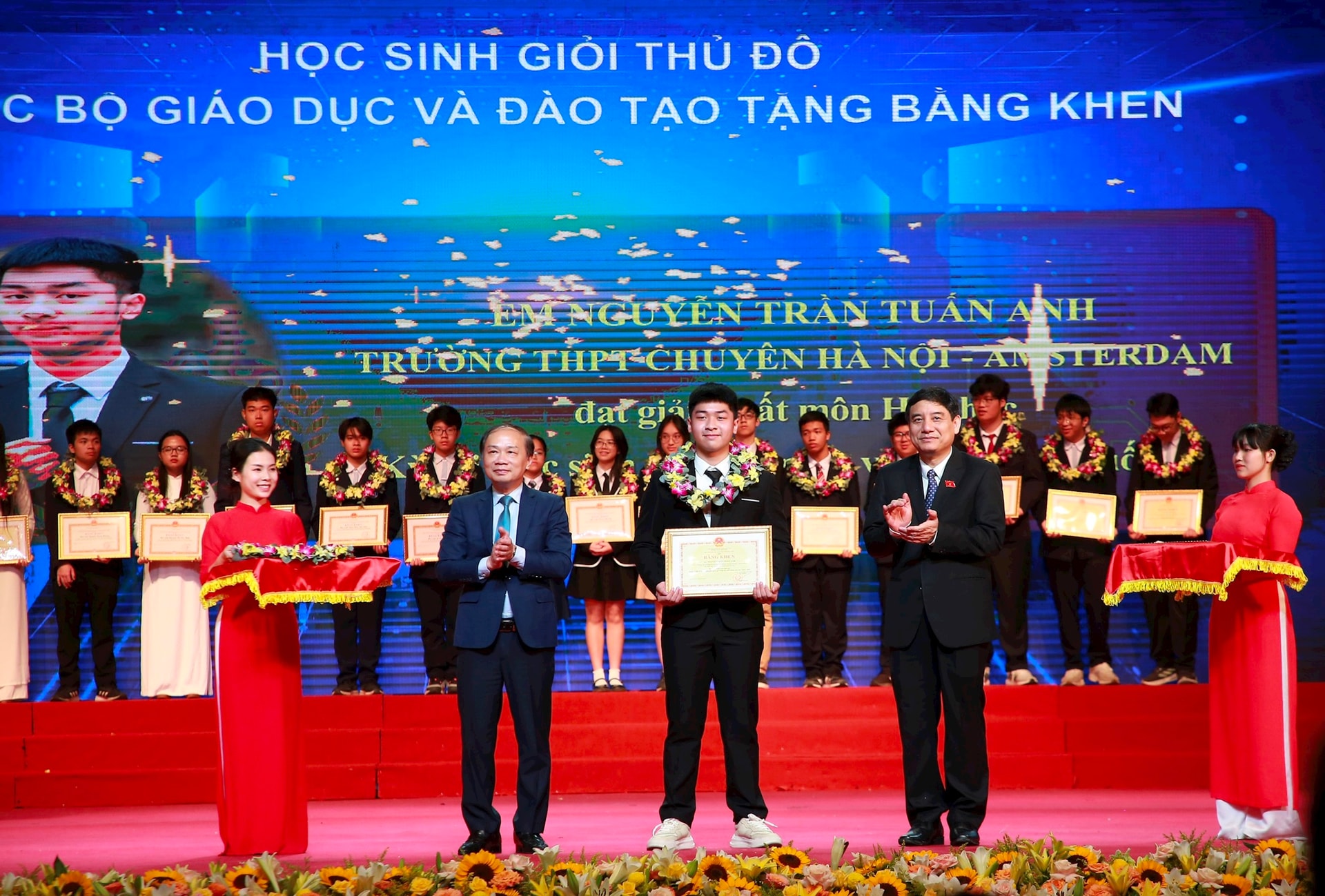Hà Nội: Tuyên dương khen thưởng học sinh giỏi tiêu biểu Thủ đô năm học 2024 - 2025 - ảnh 2
