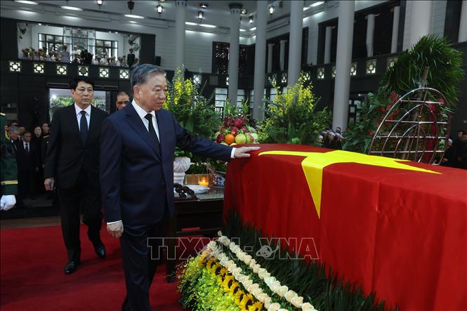 Lãnh đạo thành phố Hà Nội viếng nguyên Chủ tịch nước Trần Đức Lương - ảnh 1