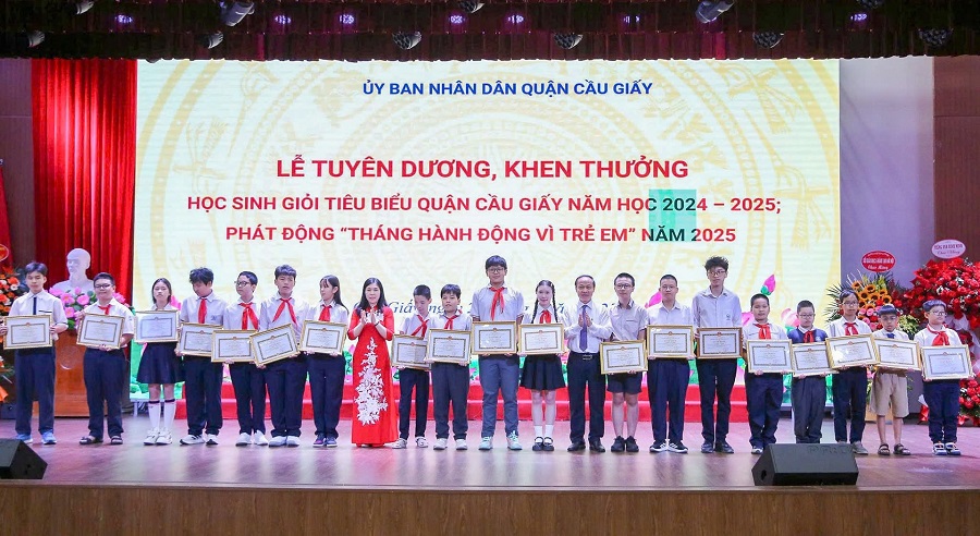 Tuyên dương 205 học sinh tiêu biểu quận Cầu Giấy - ảnh 1