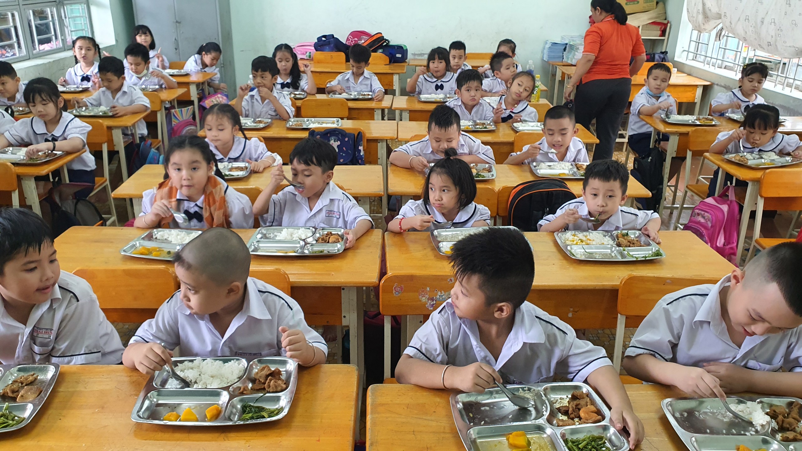 Hà Nội dự kiến dành hơn 3.000 tỷ đồng hỗ trợ bữa trưa miễn phí cho học sinh tiểu học từ năm học 2025-2025 - ảnh 2
