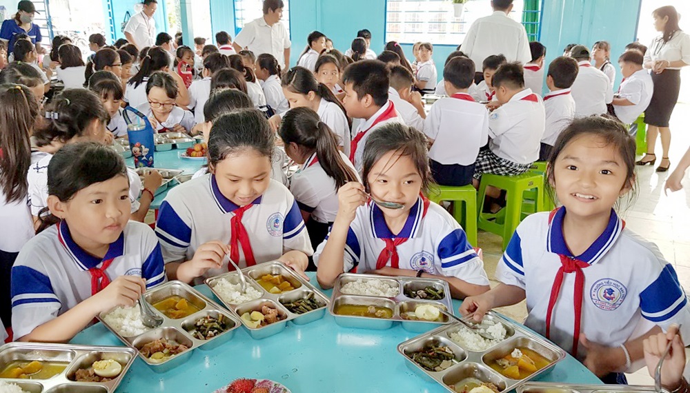 Hà Nội dự kiến dành hơn 3.000 tỷ đồng hỗ trợ bữa trưa miễn phí cho học sinh tiểu học từ năm học 2025-2025 - ảnh 1