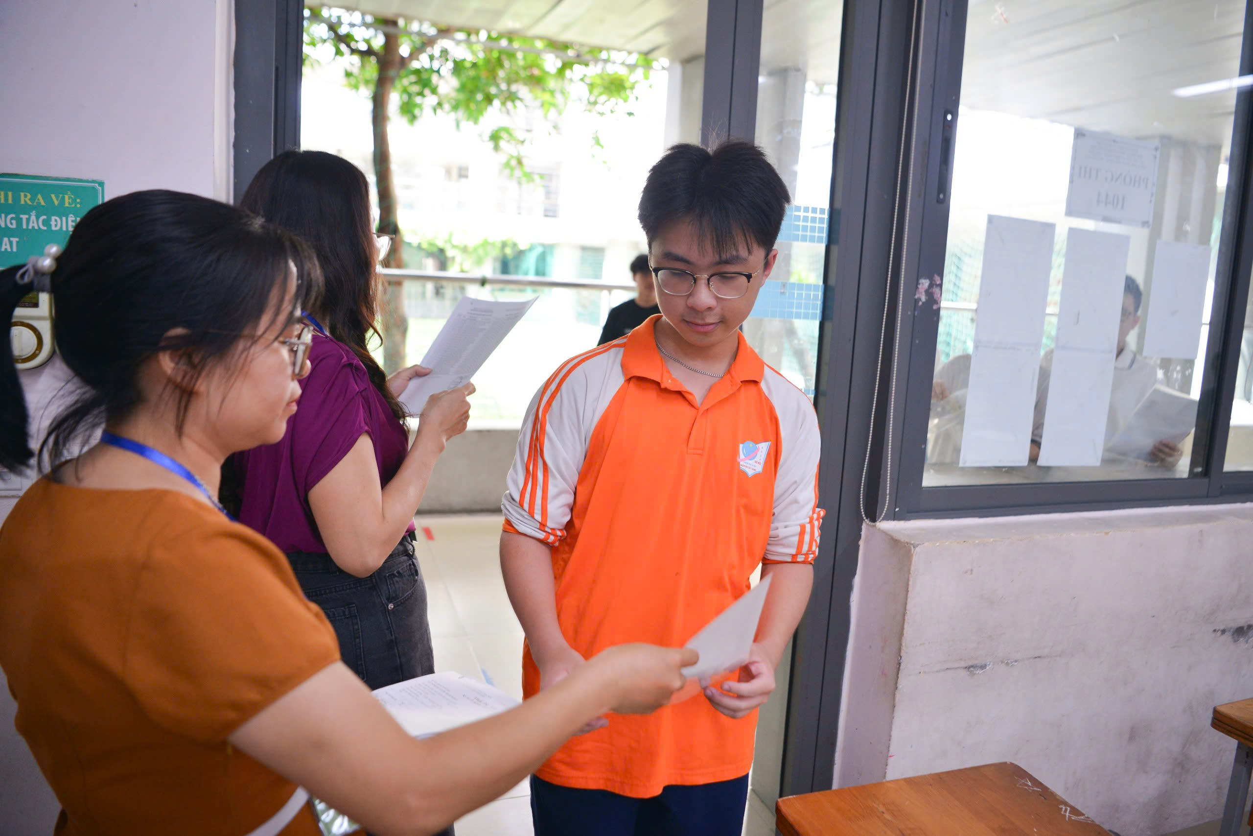 Sáng nay, gần 1,17 triệu thí sinh chính thức bước vào kỳ thi tốt nghiệp THPT năm 2025 - ảnh 2
