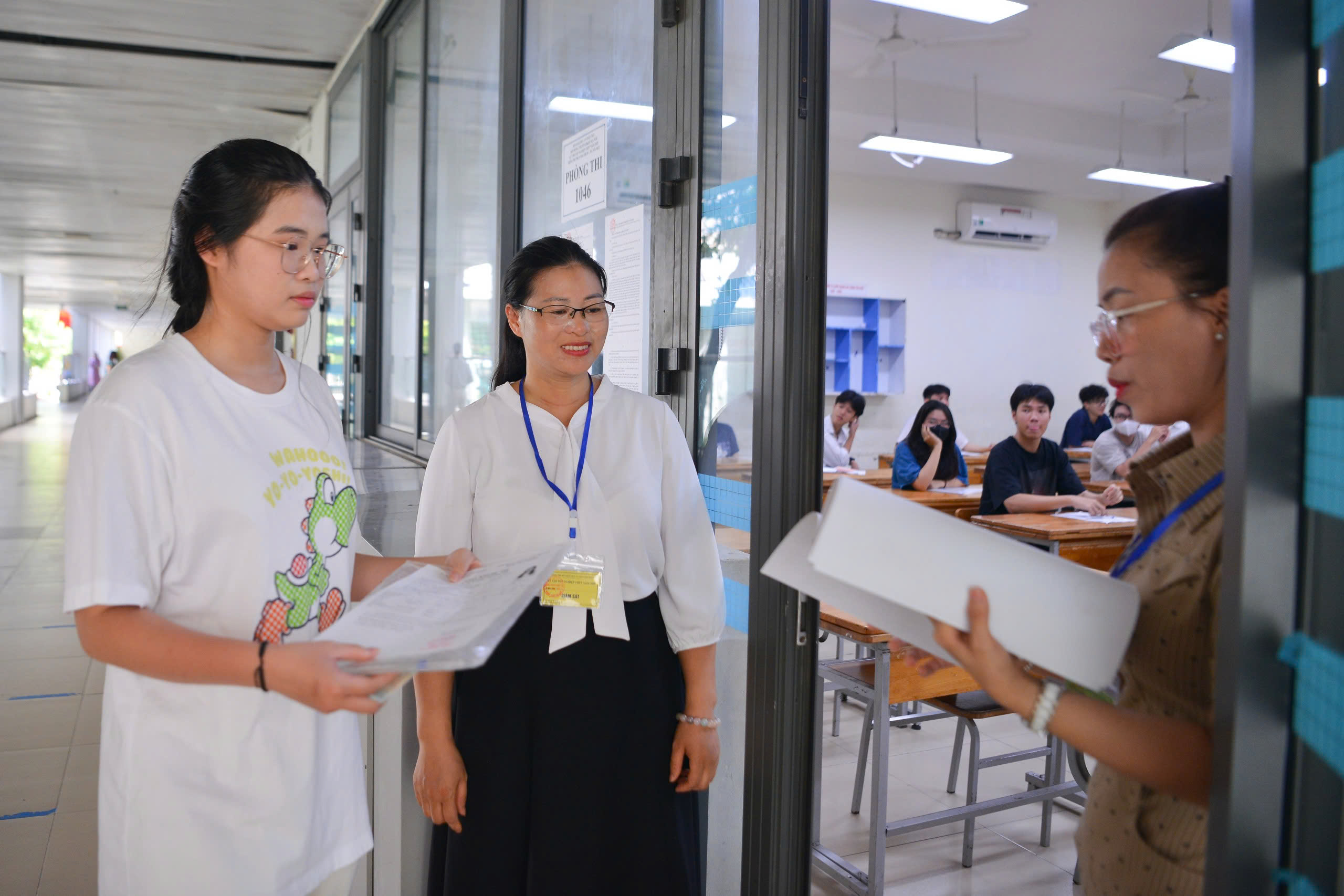 Sáng nay, gần 1,17 triệu thí sinh chính thức bước vào kỳ thi tốt nghiệp THPT năm 2025 - ảnh 1