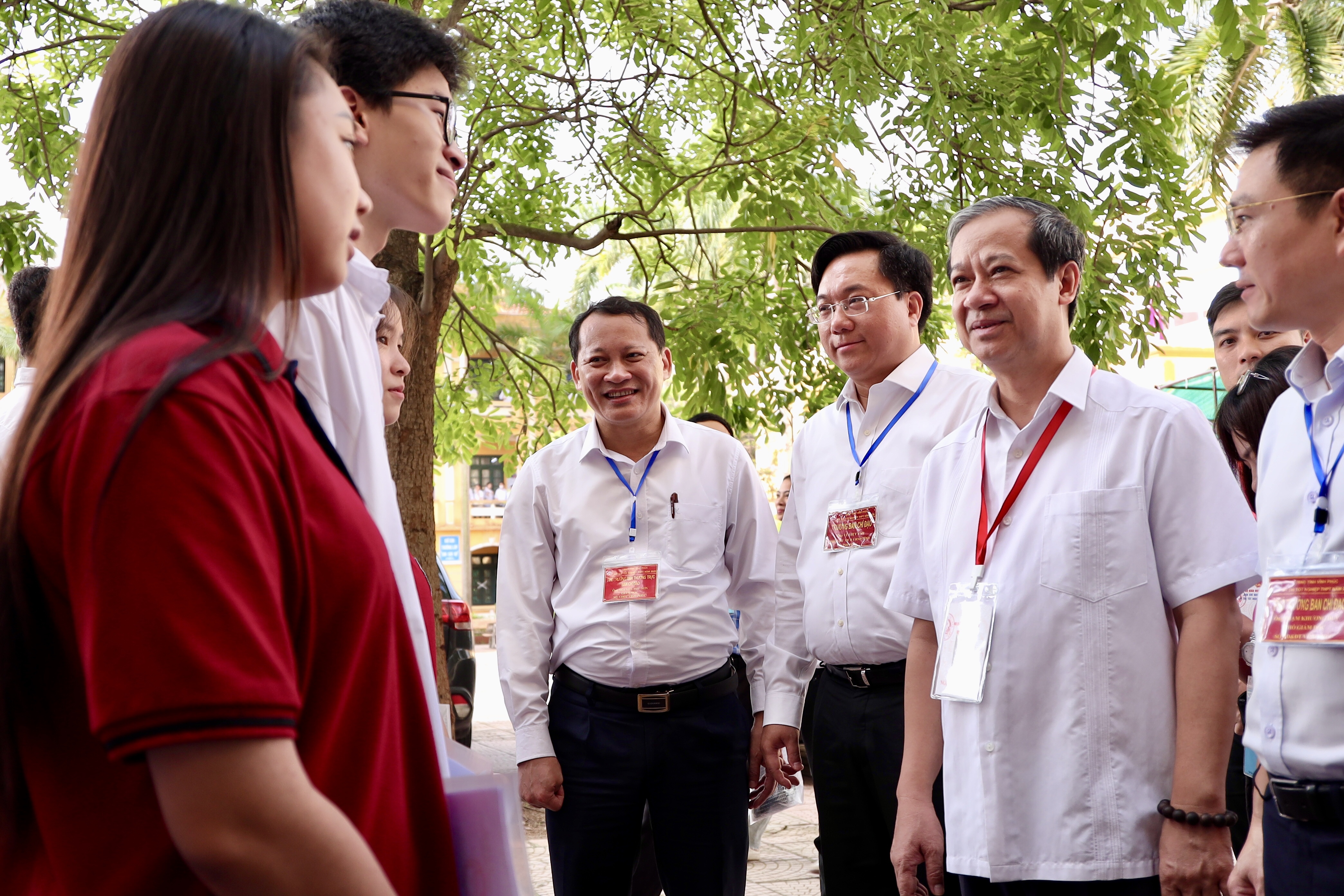 Bộ trưởng Nguyễn Kim Sơn động viên thí sinh, cán bộ làm thi tốt nghiệp THPT 2025 - ảnh 1