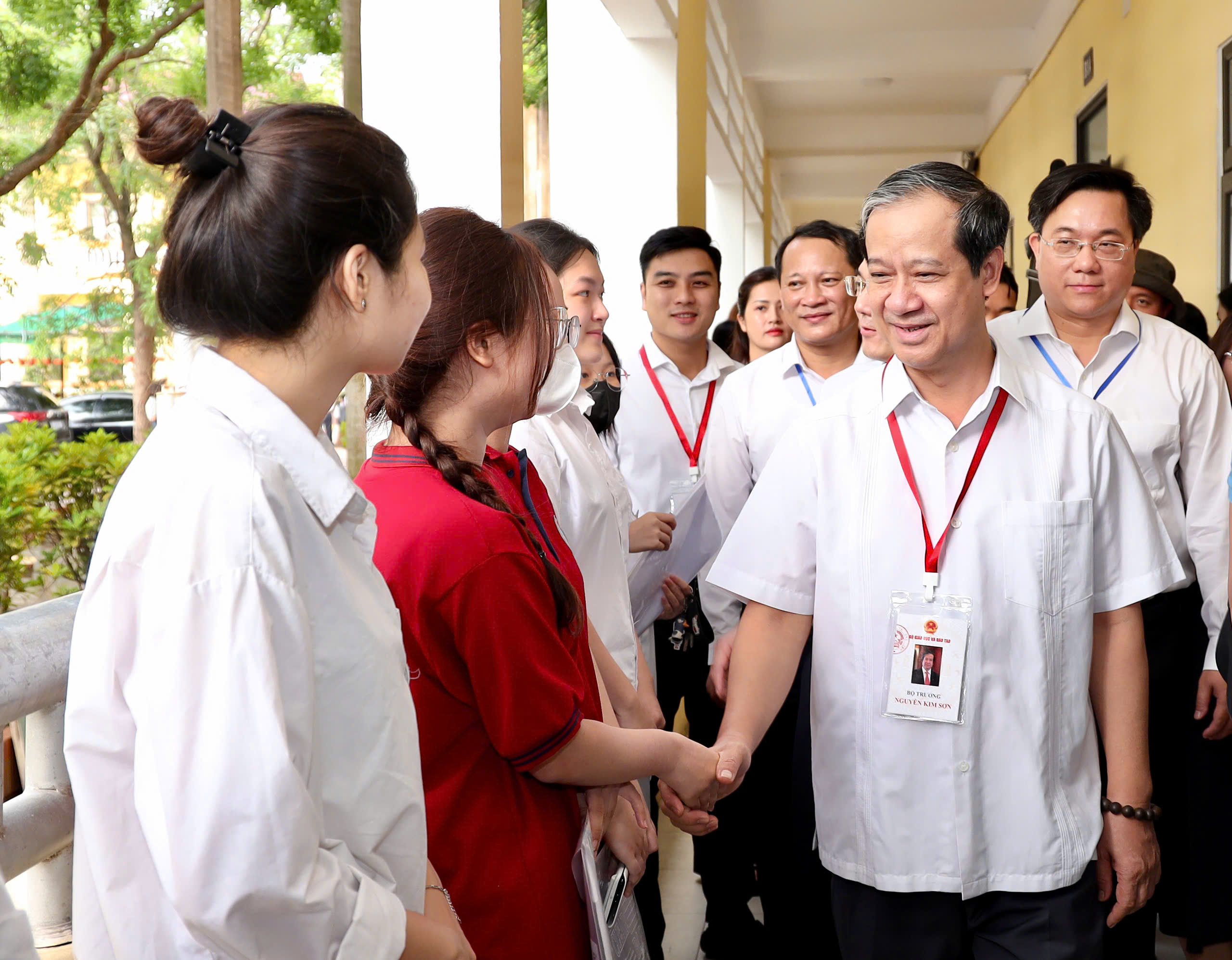 Bộ trưởng Nguyễn Kim Sơn động viên thí sinh, cán bộ làm thi tốt nghiệp THPT 2025 - ảnh 4