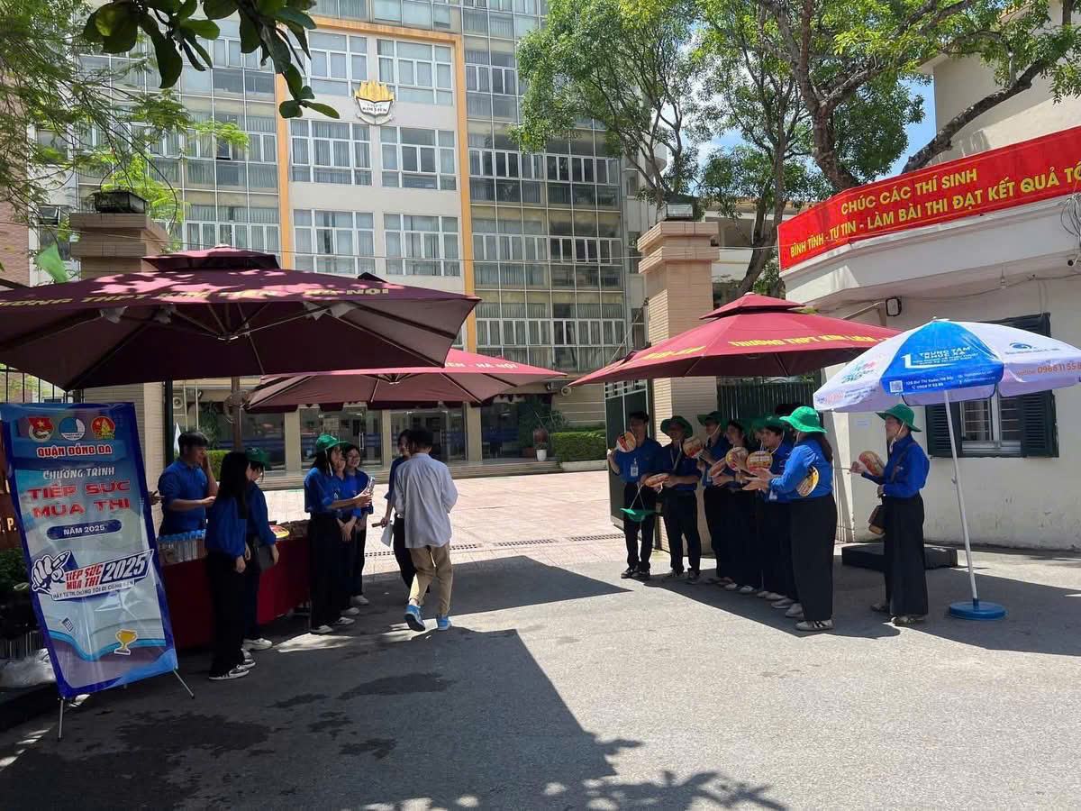 Hơn 8.000 tình nguyện viên Thủ đô tiếp sức mùa thi tốt nghiệp THPT năm 2025 - ảnh 10