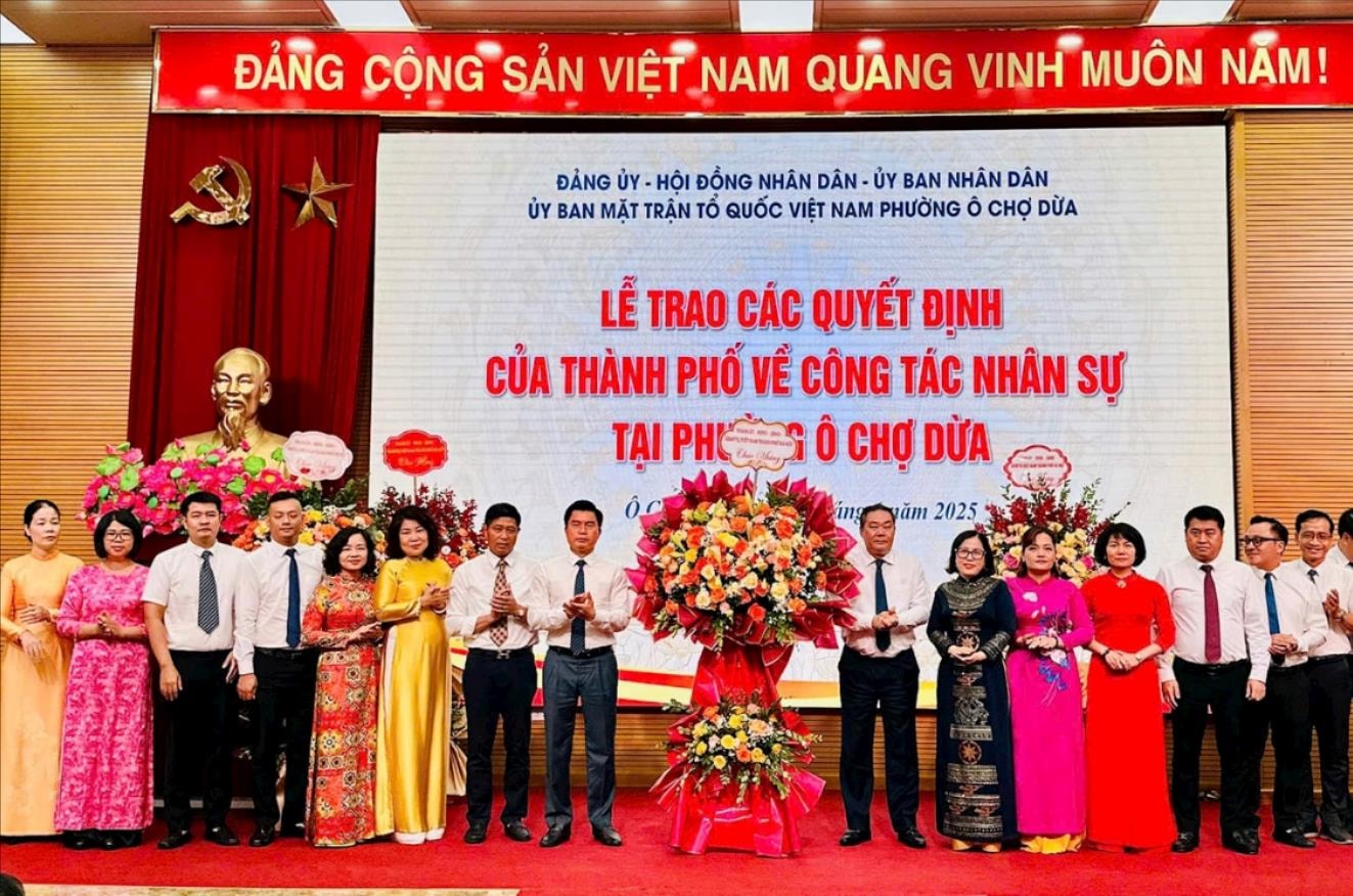 Hà Nội trao quyết định nhân sự phường Đống Đa, Kim Liên, Văn Miếu-Quốc Tử Giám, Ô Chợ Dừa - ảnh 3
