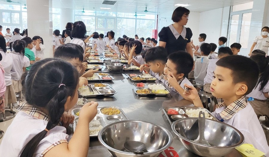 Hà Nội chuẩn bị công tác tổ chức bữa ăn bán trú cho học sinh trong năm học 2025-2026 - ảnh 2