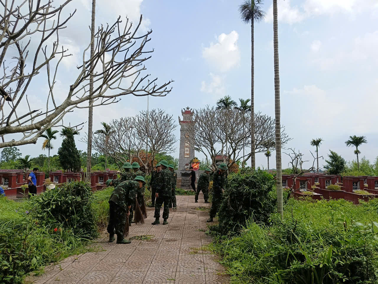 Tổng vệ sinh khuôn viên các nghĩa trang liệt sỹ và nhà bia tưởng niệm nhân dịp kỷ niệm 78 năm ngày thương binh, liệt sĩ - ảnh 14
