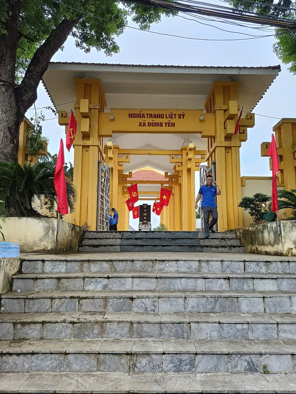 Tổng vệ sinh khuôn viên các nghĩa trang liệt sỹ và nhà bia tưởng niệm nhân dịp kỷ niệm 78 năm ngày thương binh, liệt sĩ - ảnh 13