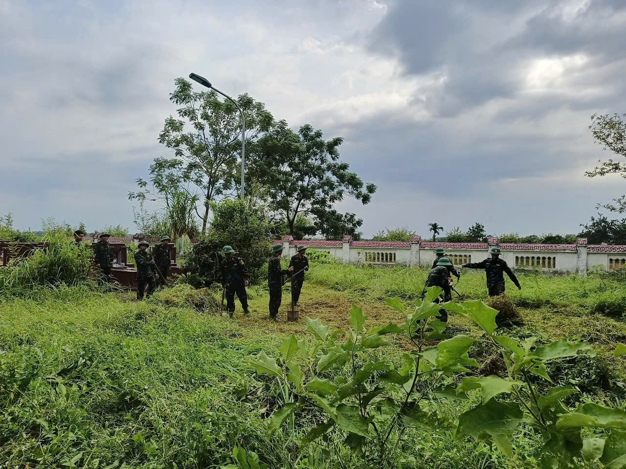 Tổng vệ sinh khuôn viên các nghĩa trang liệt sỹ và nhà bia tưởng niệm nhân dịp kỷ niệm 78 năm ngày thương binh, liệt sĩ - ảnh 12