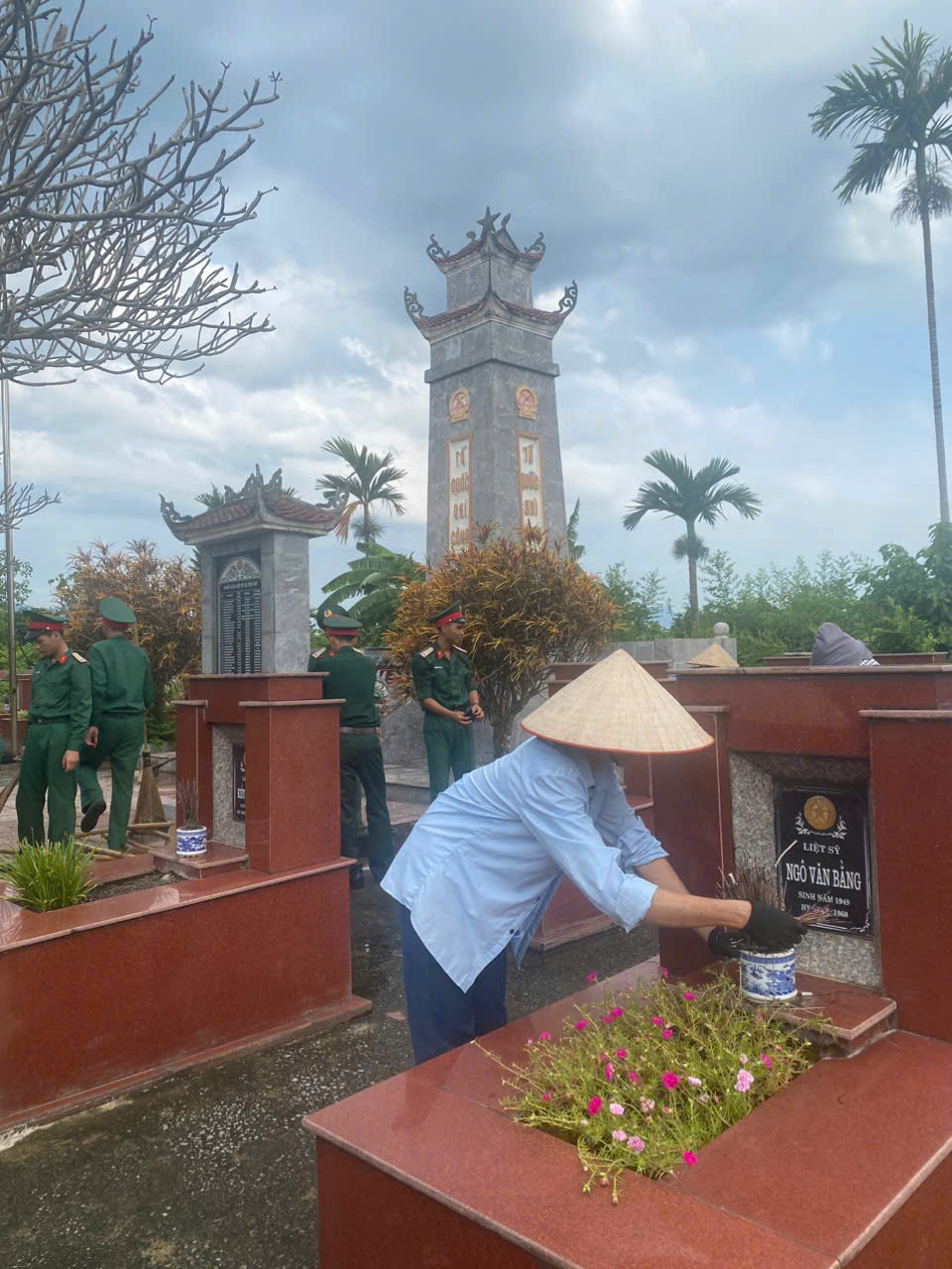 Tổng vệ sinh khuôn viên các nghĩa trang liệt sỹ và nhà bia tưởng niệm nhân dịp kỷ niệm 78 năm ngày thương binh, liệt sĩ - ảnh 11