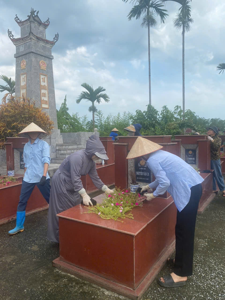 Tổng vệ sinh khuôn viên các nghĩa trang liệt sỹ và nhà bia tưởng niệm nhân dịp kỷ niệm 78 năm ngày thương binh, liệt sĩ - ảnh 2