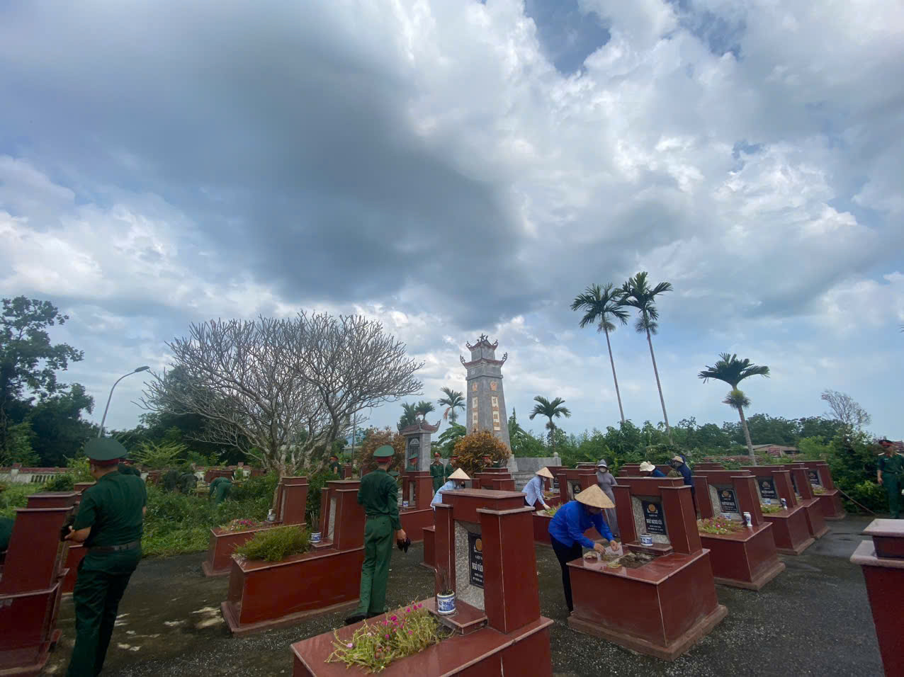 Tổng vệ sinh khuôn viên các nghĩa trang liệt sỹ và nhà bia tưởng niệm nhân dịp kỷ niệm 78 năm ngày thương binh, liệt sĩ - ảnh 9