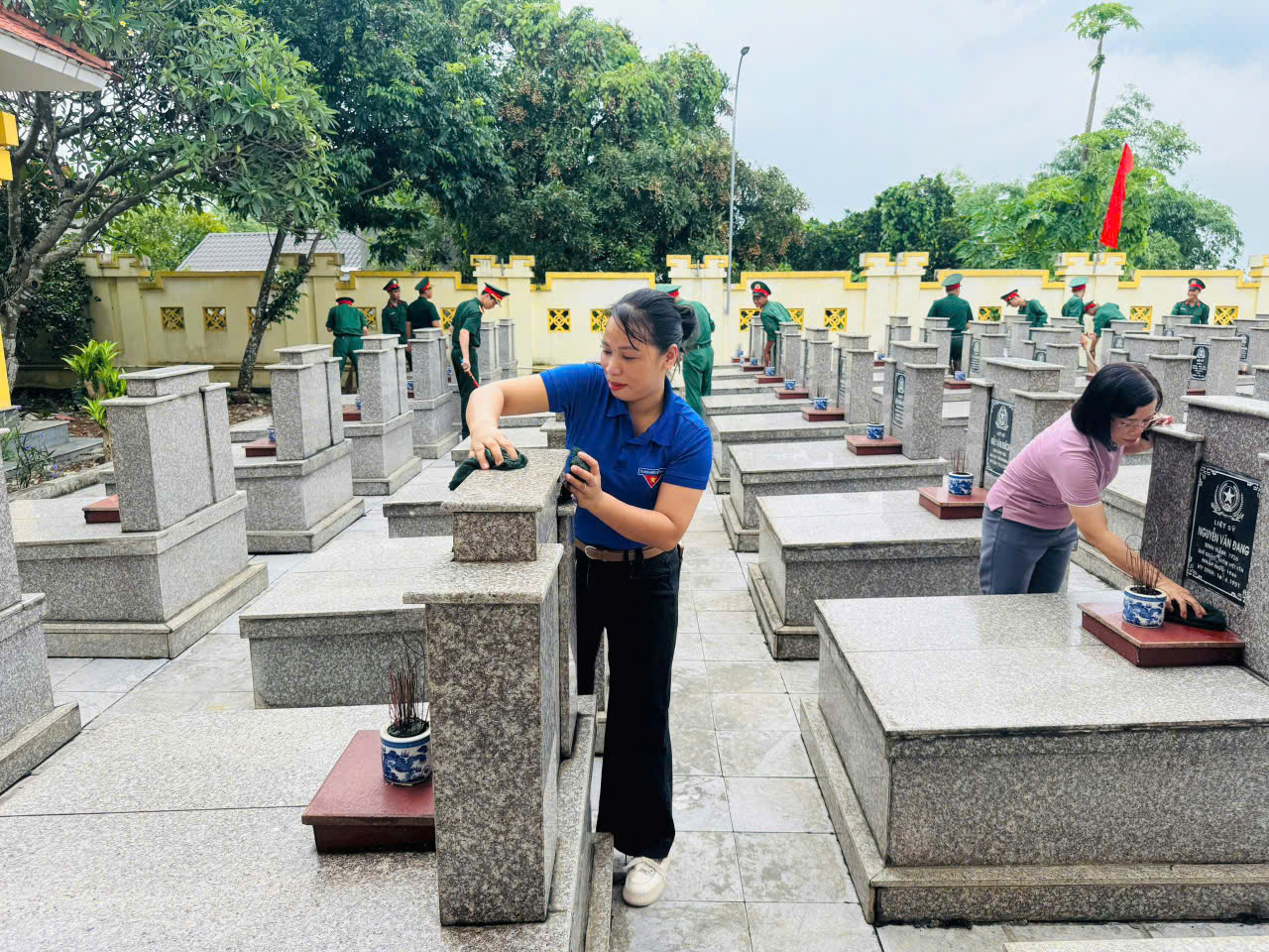 Tổng vệ sinh khuôn viên các nghĩa trang liệt sỹ và nhà bia tưởng niệm nhân dịp kỷ niệm 78 năm ngày thương binh, liệt sĩ - ảnh 1