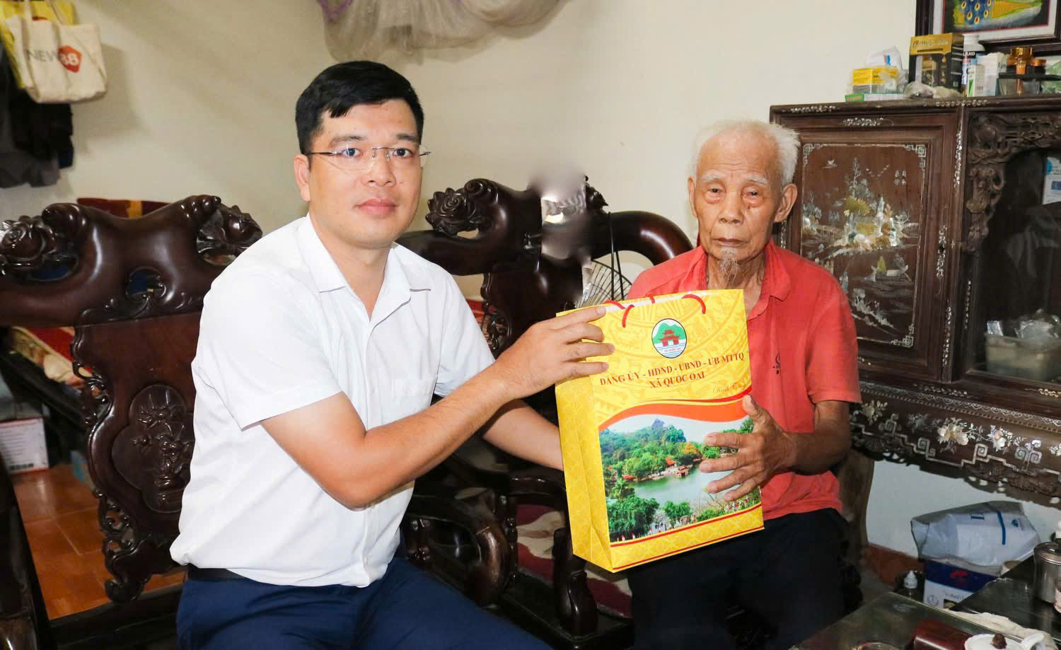 Lãnh đạo xã Quốc Oai thăm hỏi, động viên gia đình chính sách nhân kỷ niệm 78 năm Ngày Thương binh – Liệt sĩ - ảnh 5