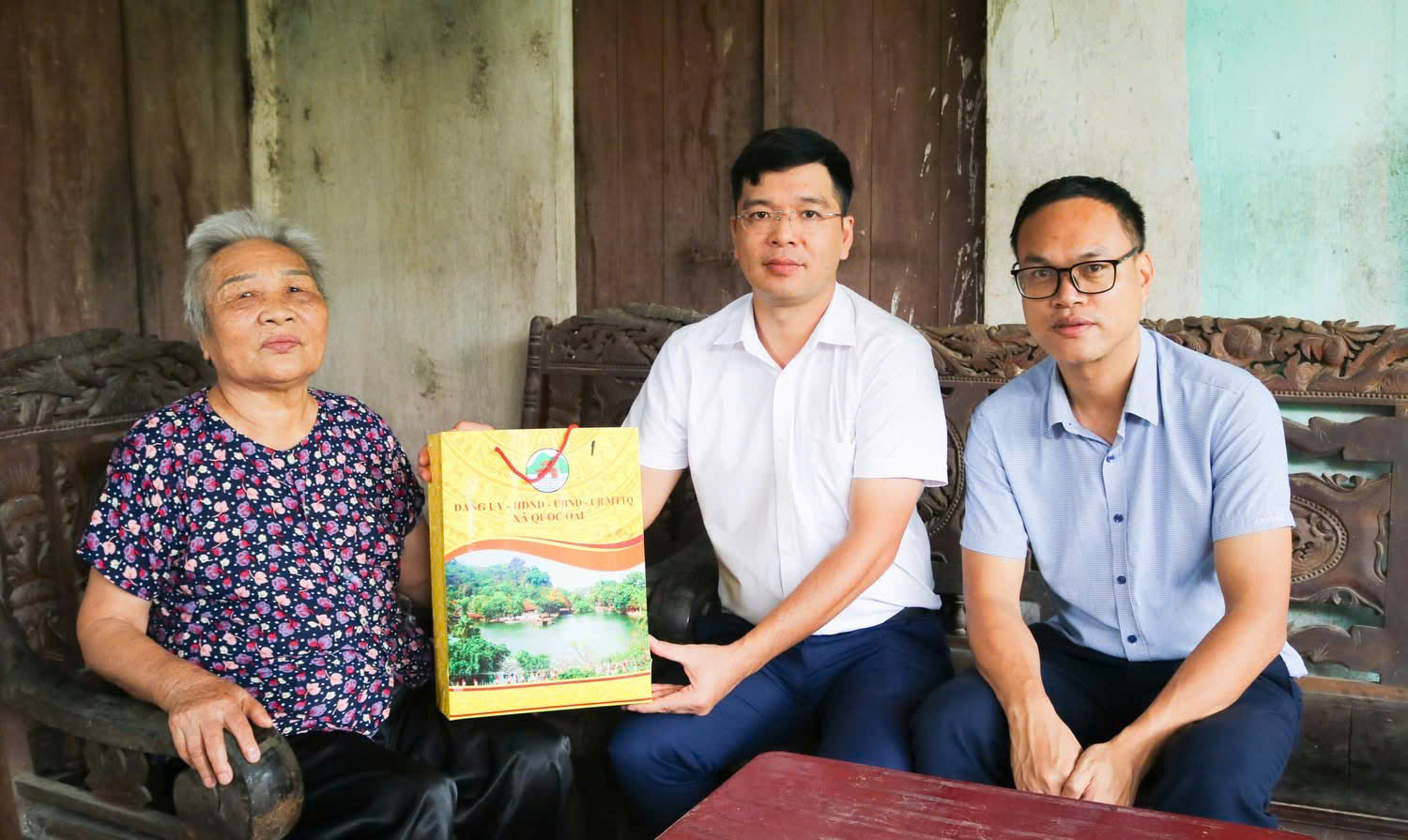 Lãnh đạo xã Quốc Oai thăm hỏi, động viên gia đình chính sách nhân kỷ niệm 78 năm Ngày Thương binh – Liệt sĩ - ảnh 4