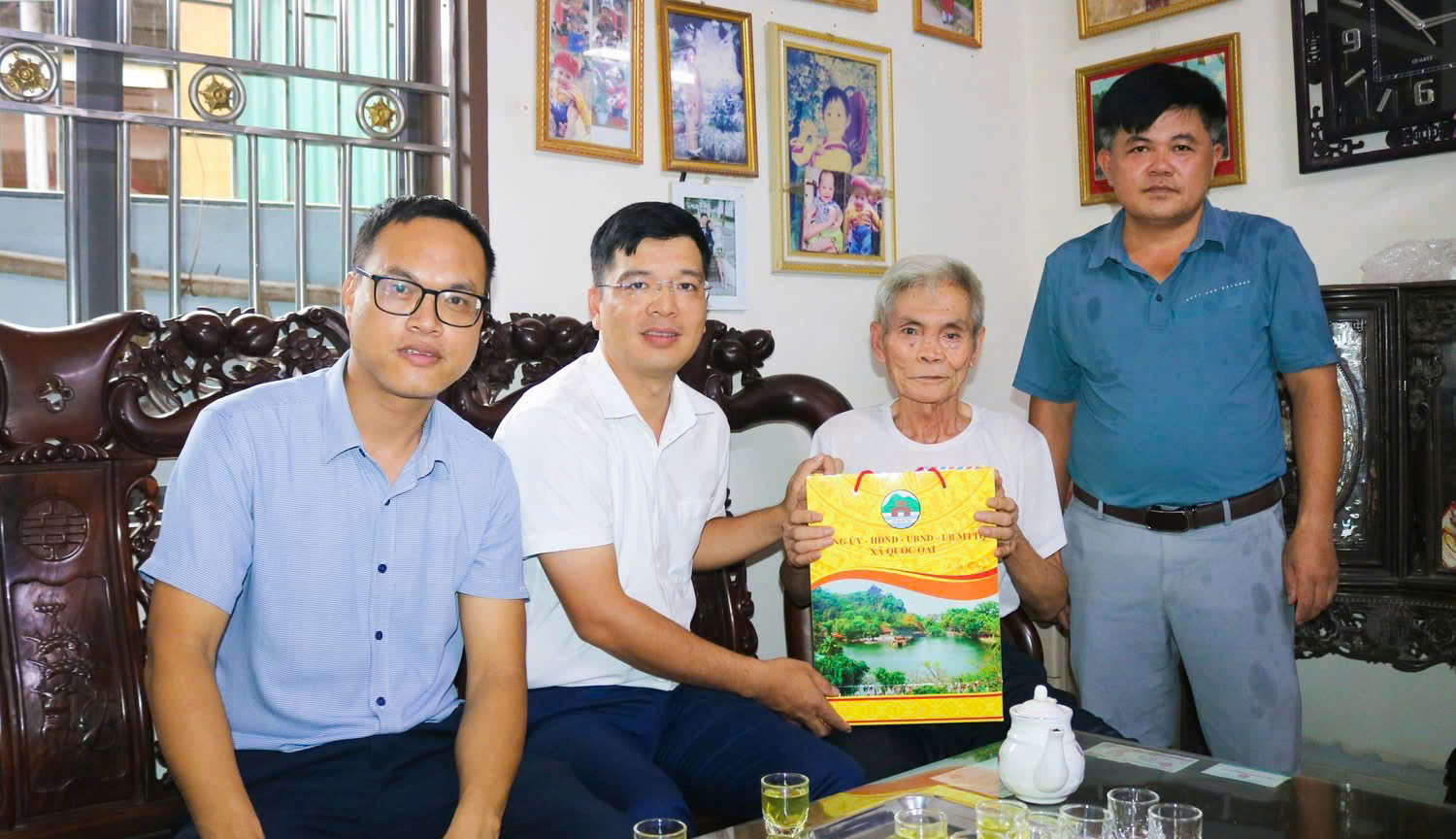 Lãnh đạo xã Quốc Oai thăm hỏi, động viên gia đình chính sách nhân kỷ niệm 78 năm Ngày Thương binh – Liệt sĩ - ảnh 3